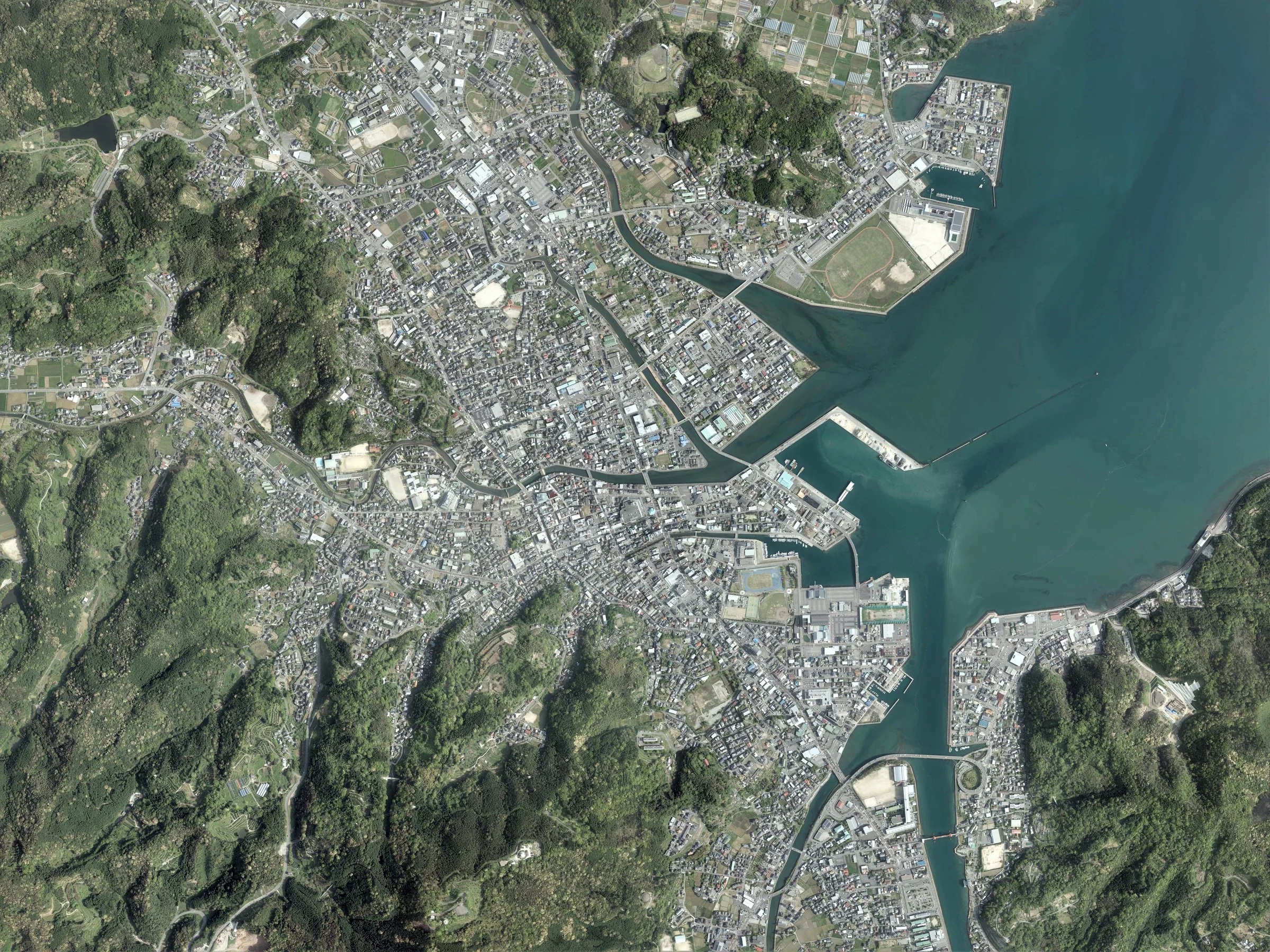 天草市本渡市中心的 2016 年空拍廣景