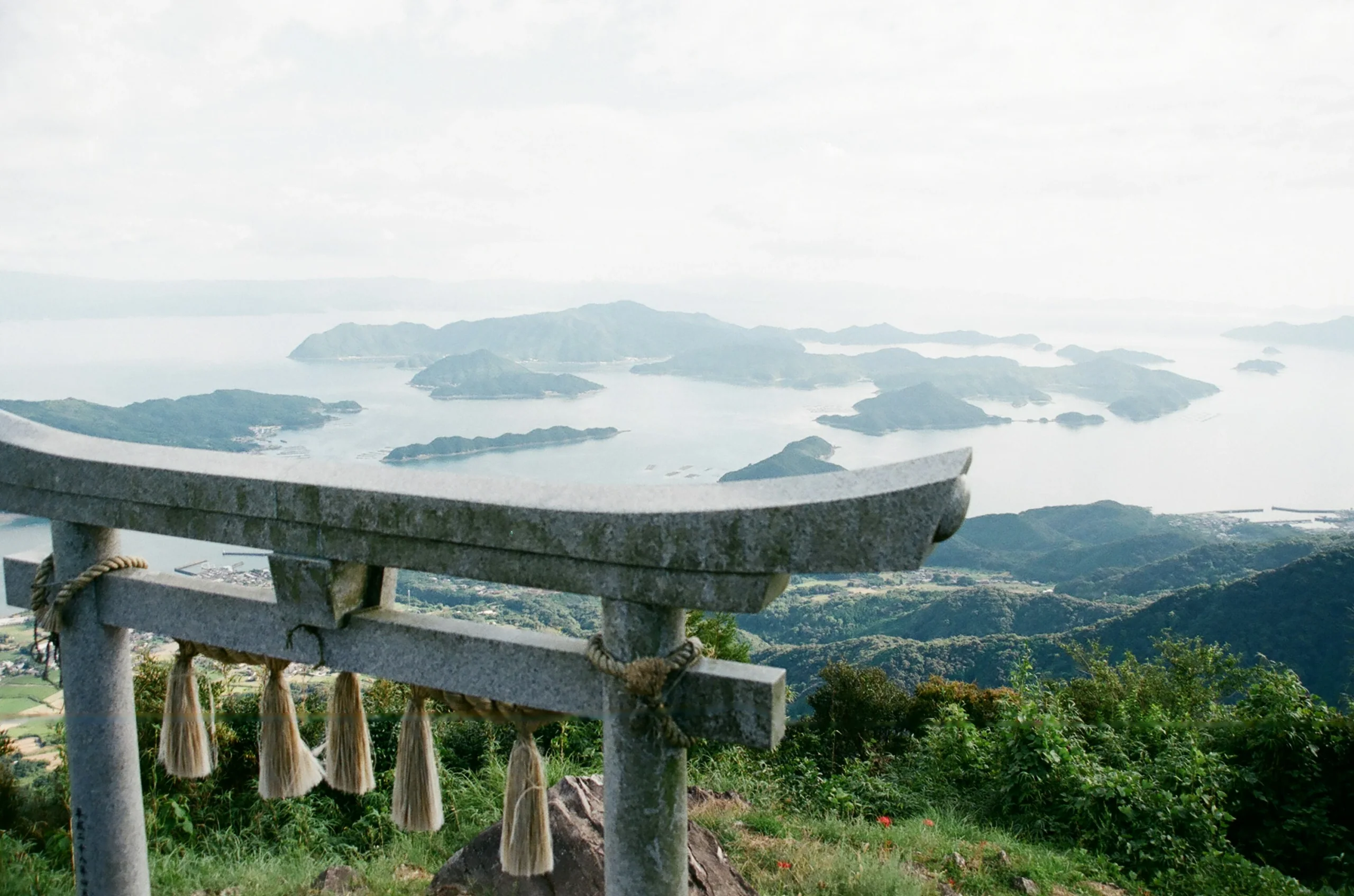 天草山坡上的長椅面向島嶼與海灣