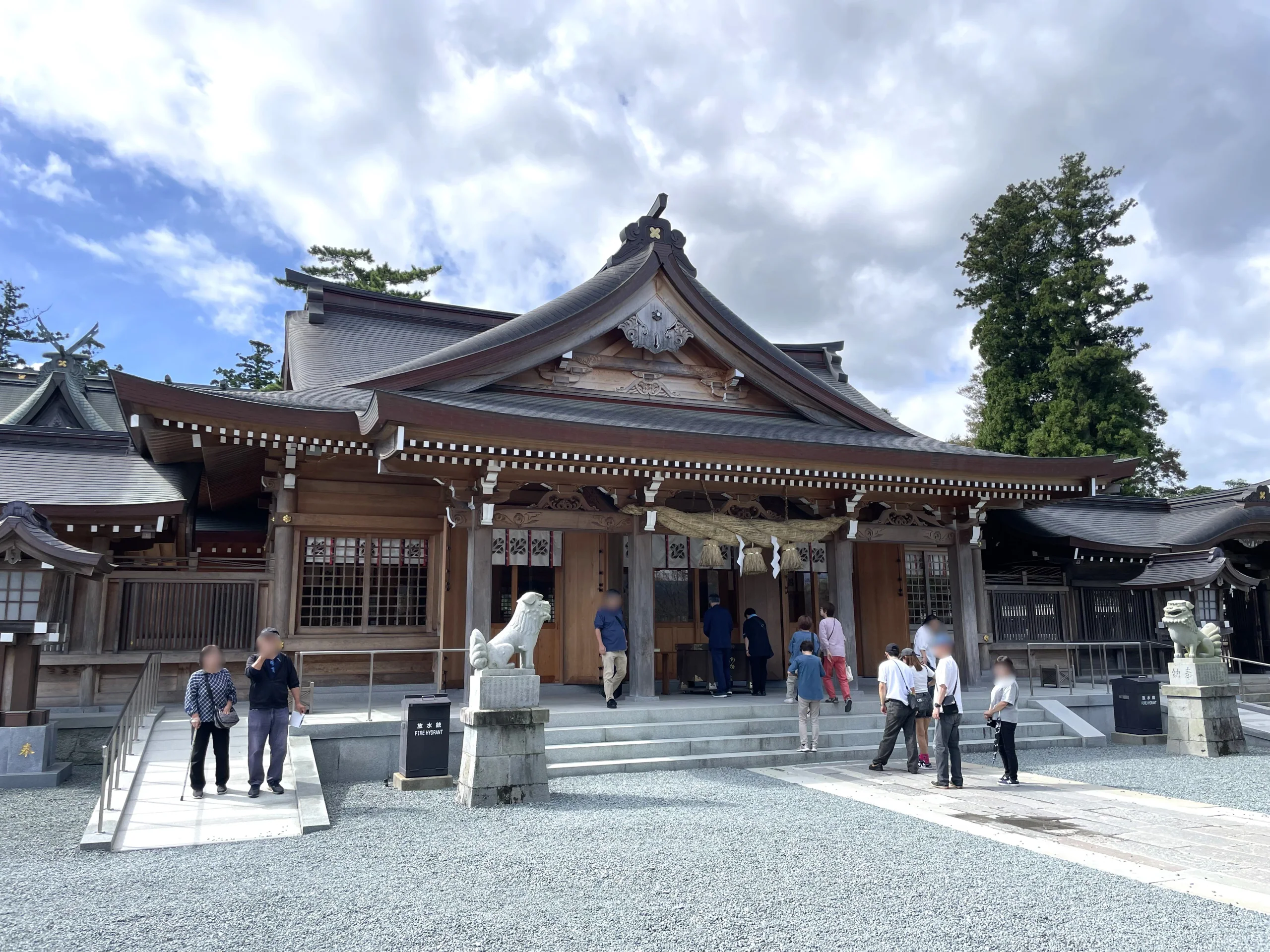 阿蘇神社重建後的拜殿與參拜者