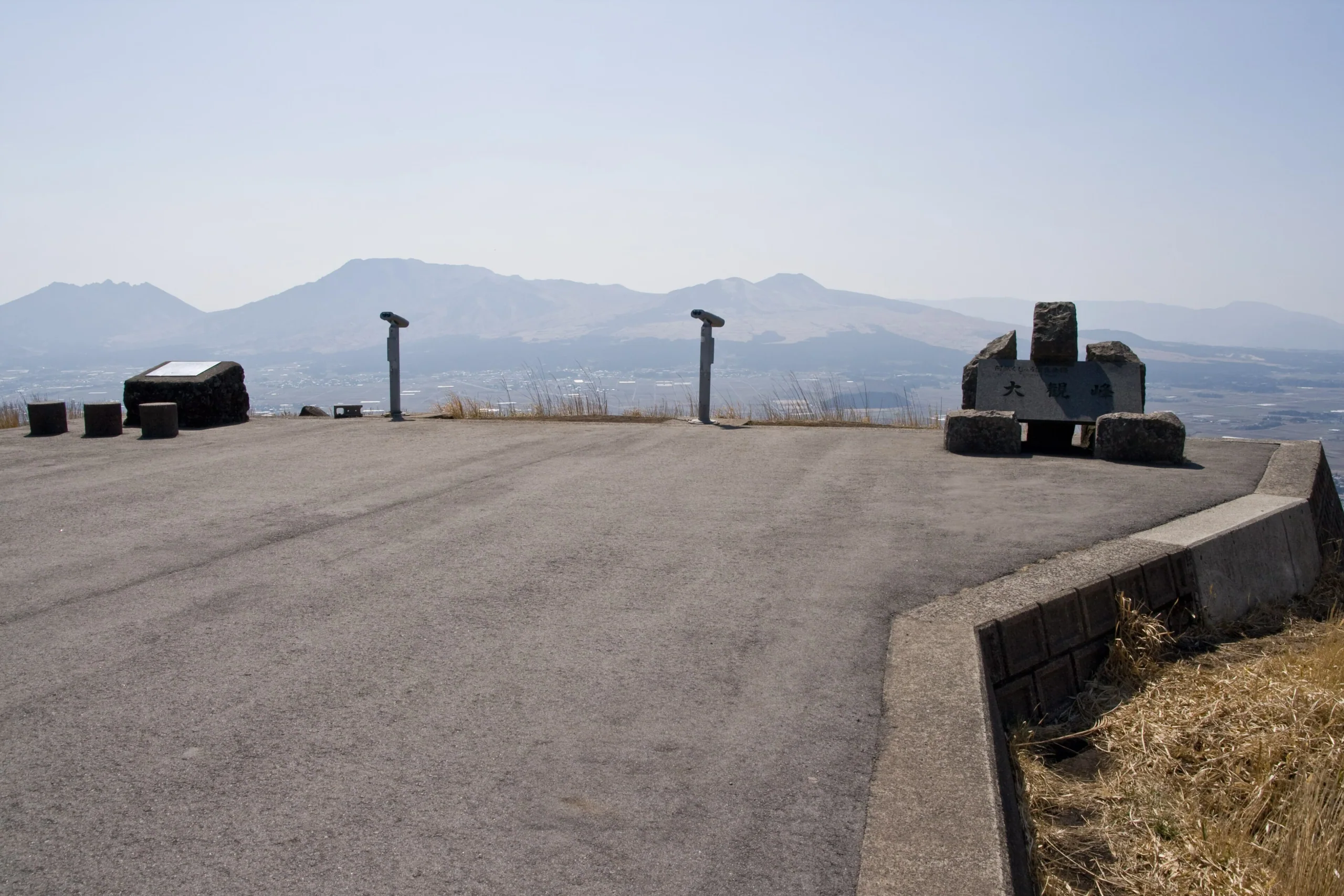 大觀峰觀景點的石造標誌與阿蘇盆地景色