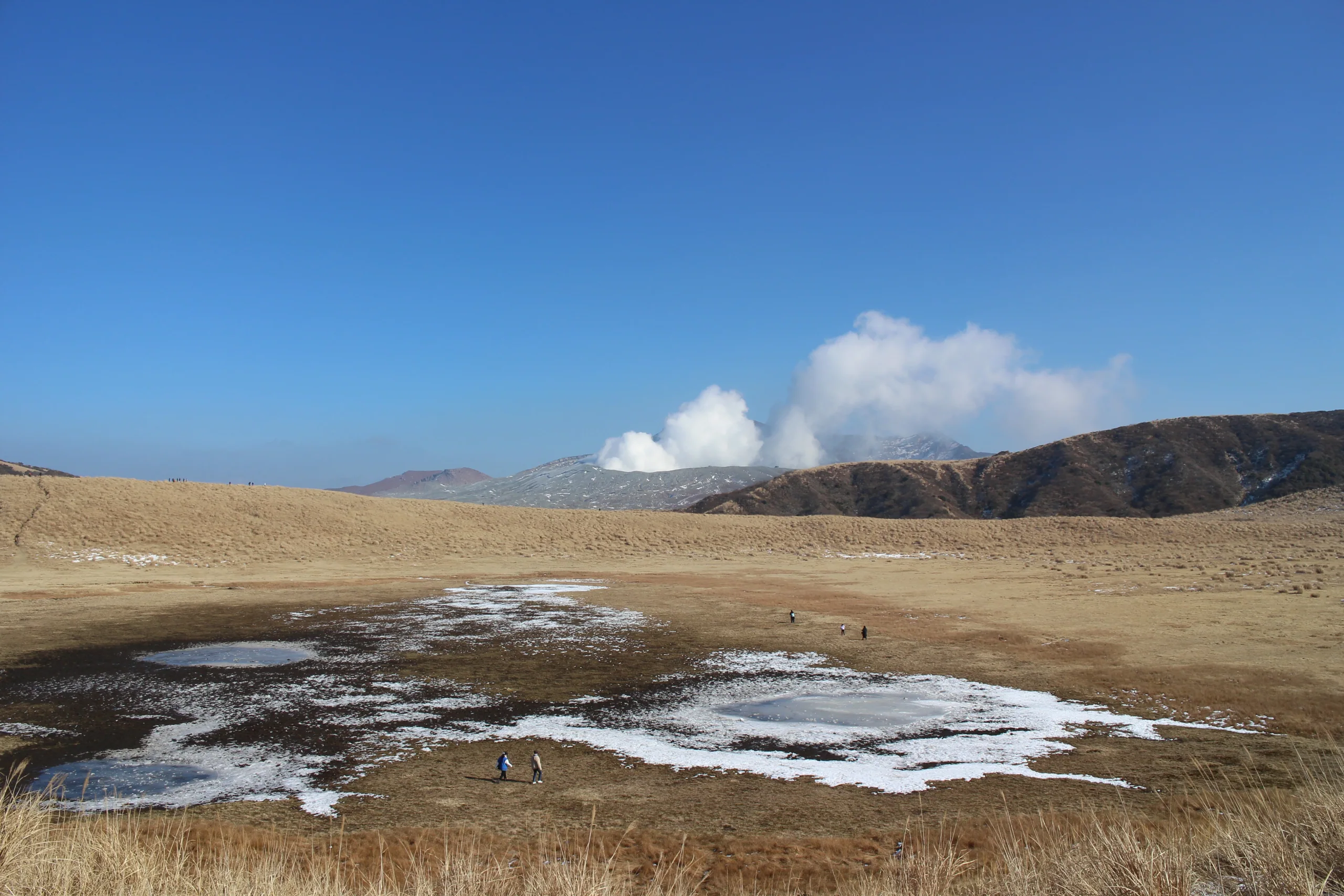阿蘇草千里草原與火山地形，冬季實景