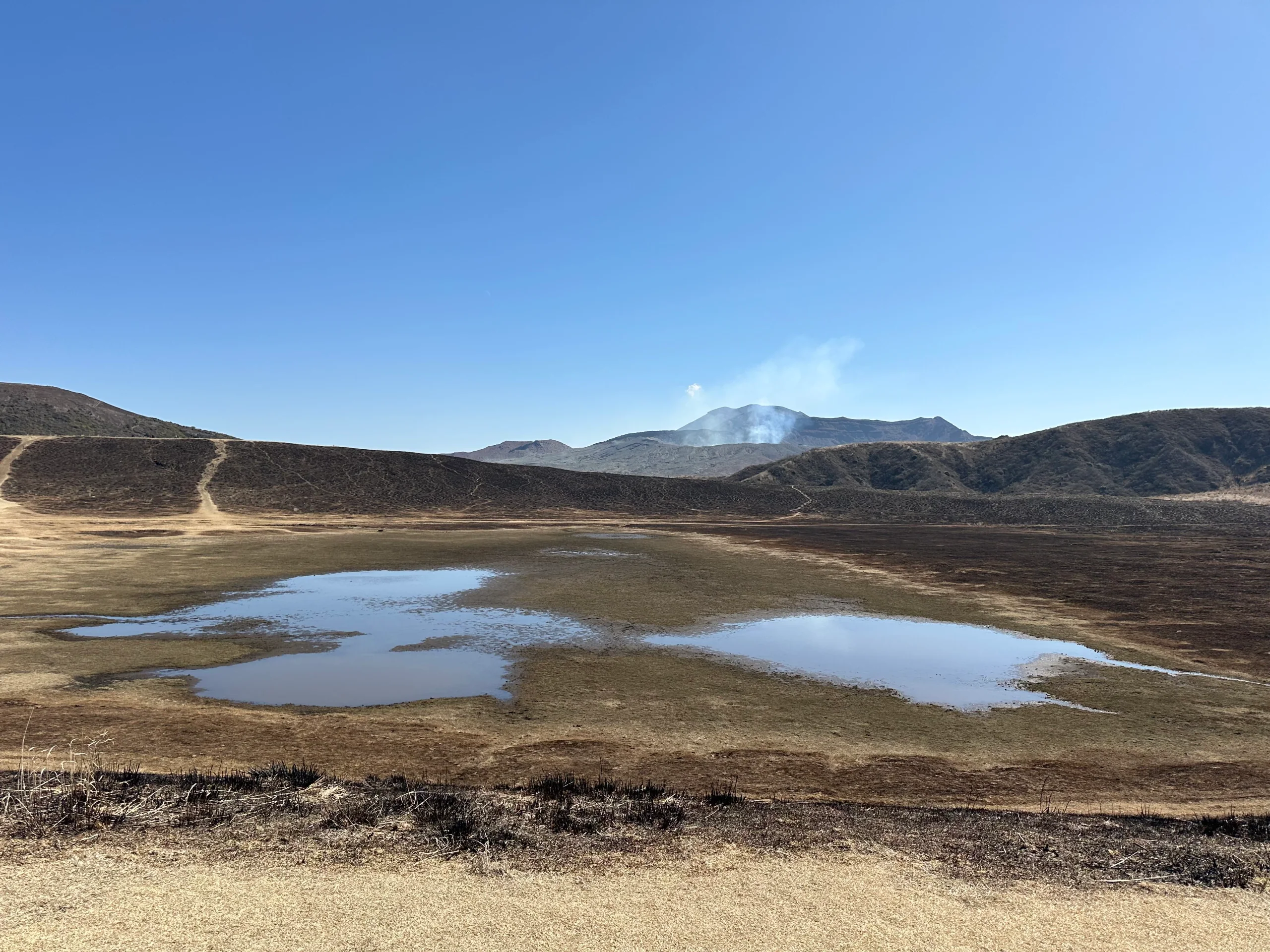 2024年3月的阿蘇草千里草原、池塘與中岳火山地形