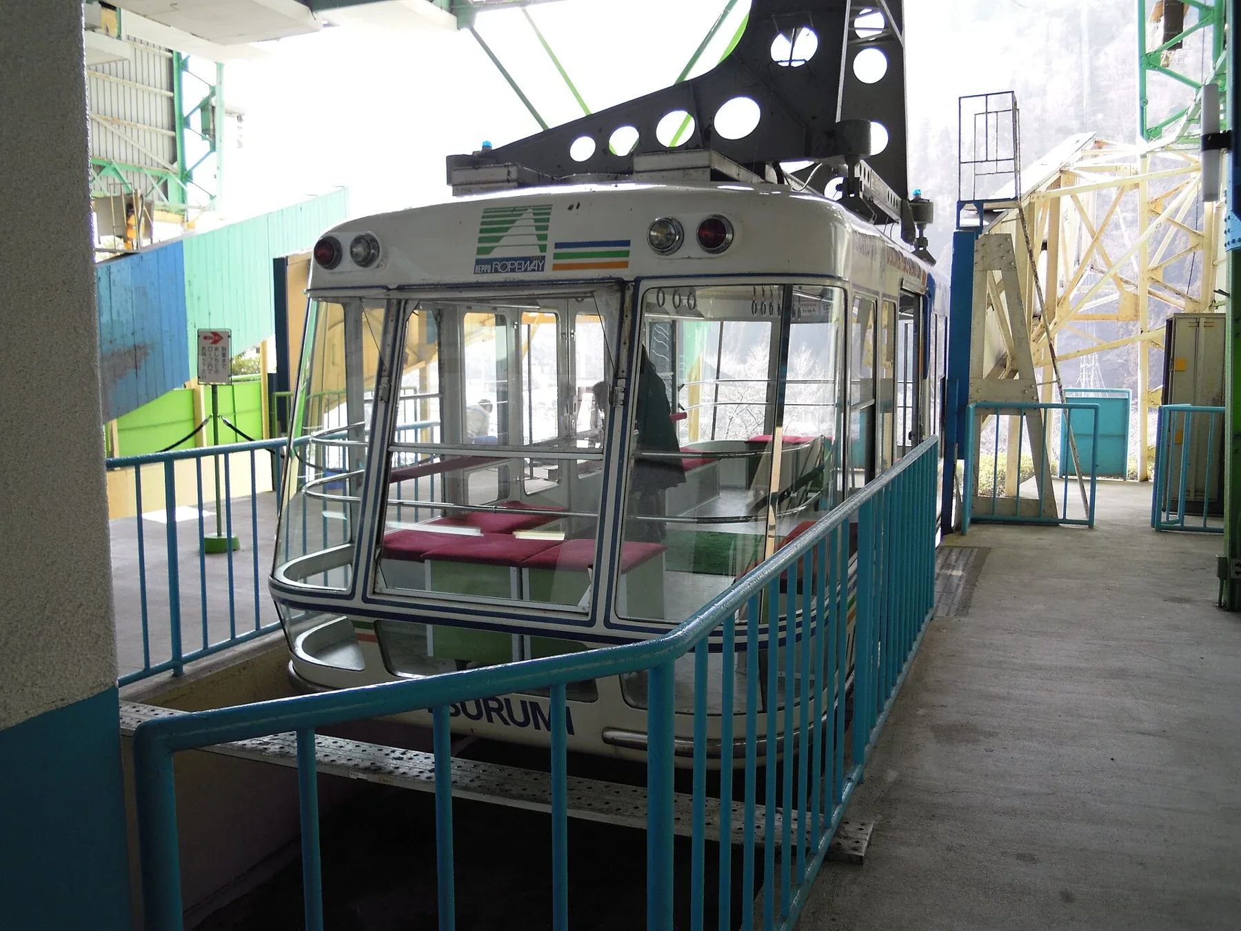 別府纜車車廂停靠高原站月台