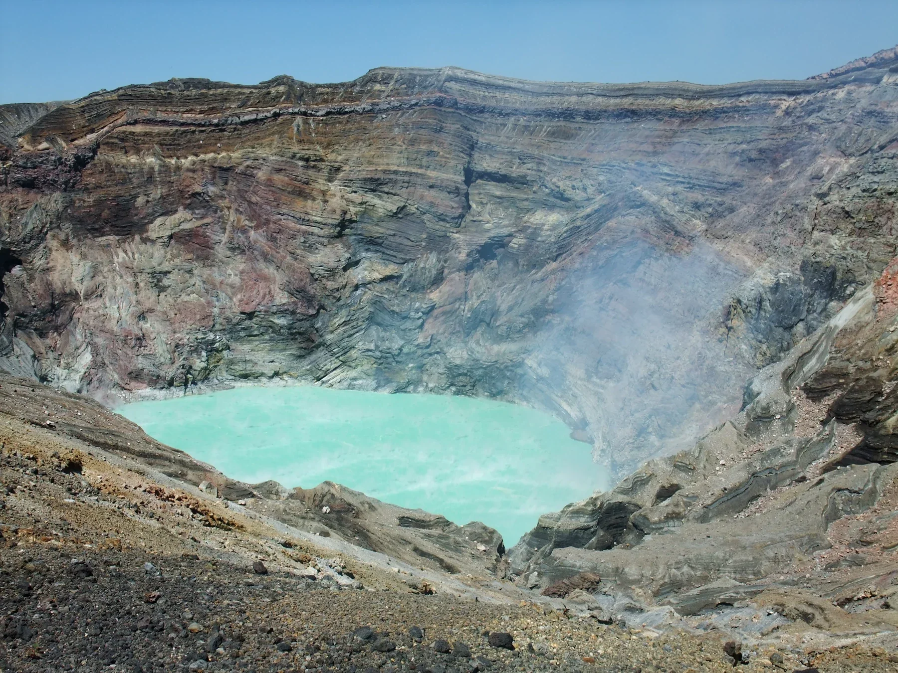 阿蘇中岳火口的湛藍火口湖與火山岩壁