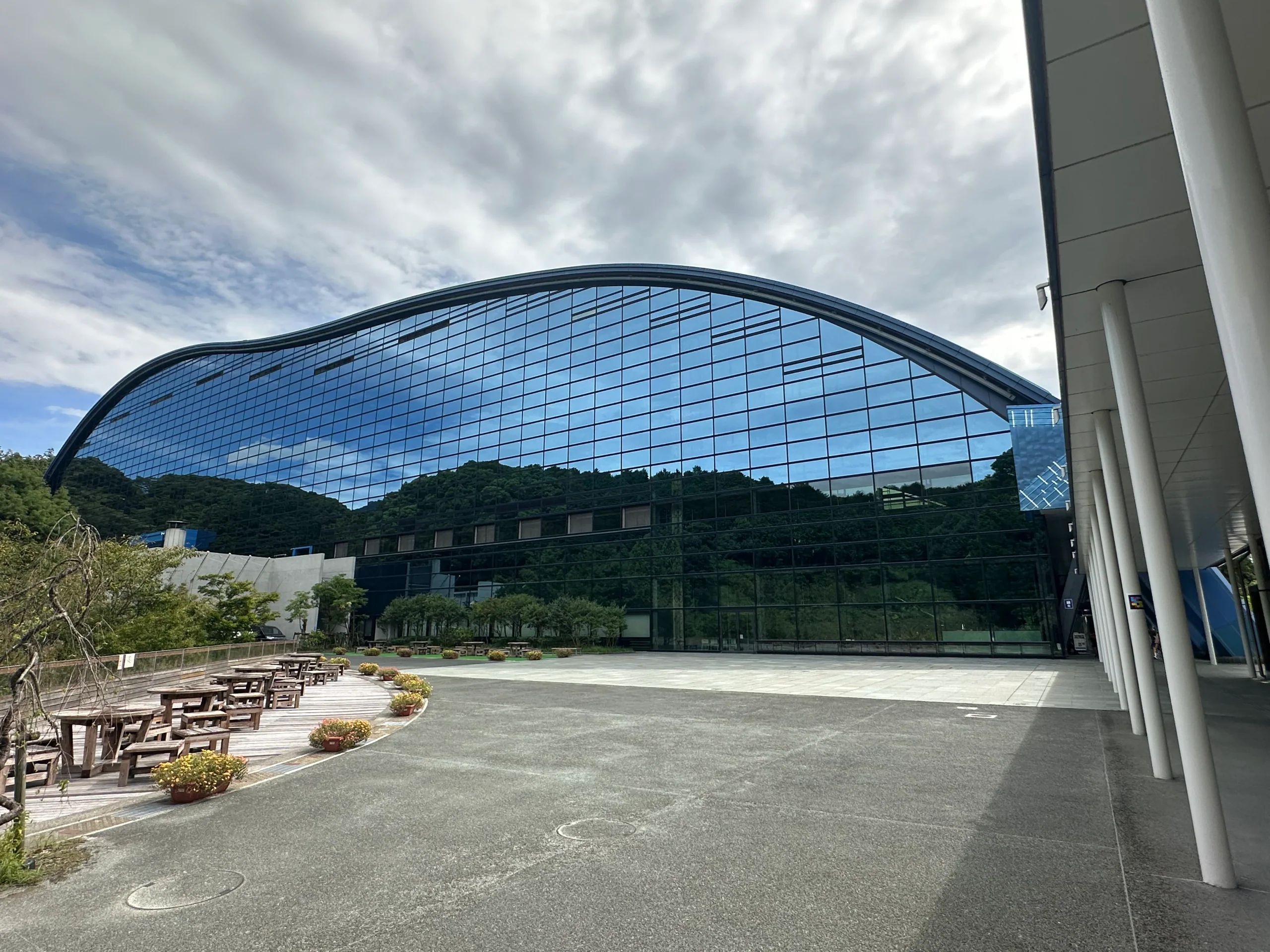 九州國立博物館弧形玻璃外牆與前方廣場