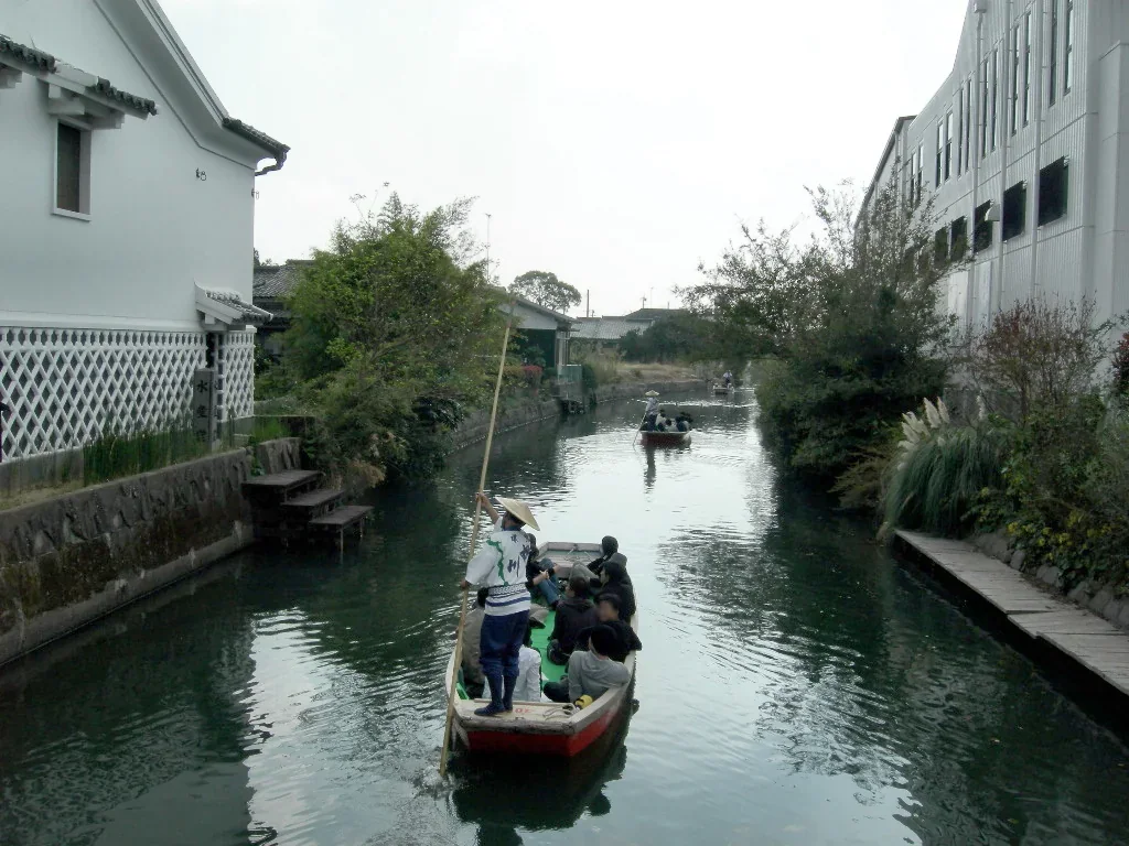柳川水鄉運河和兩旁樹木的景色