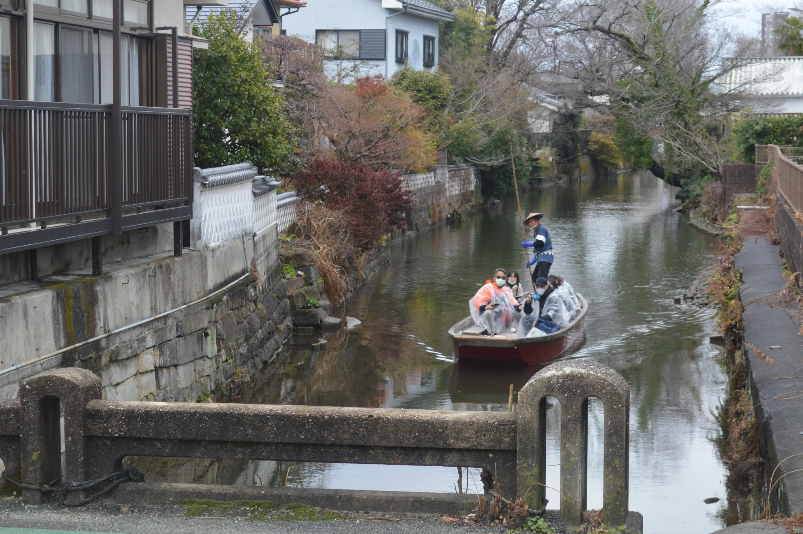 柳川川下り的小船沿著城鎮水道前進