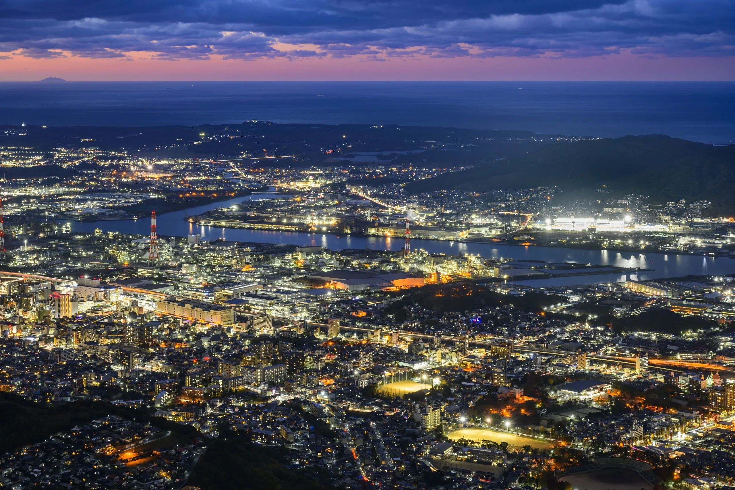 皿倉山夜景03，從展望台俯瞰北九州市街與洞海灣