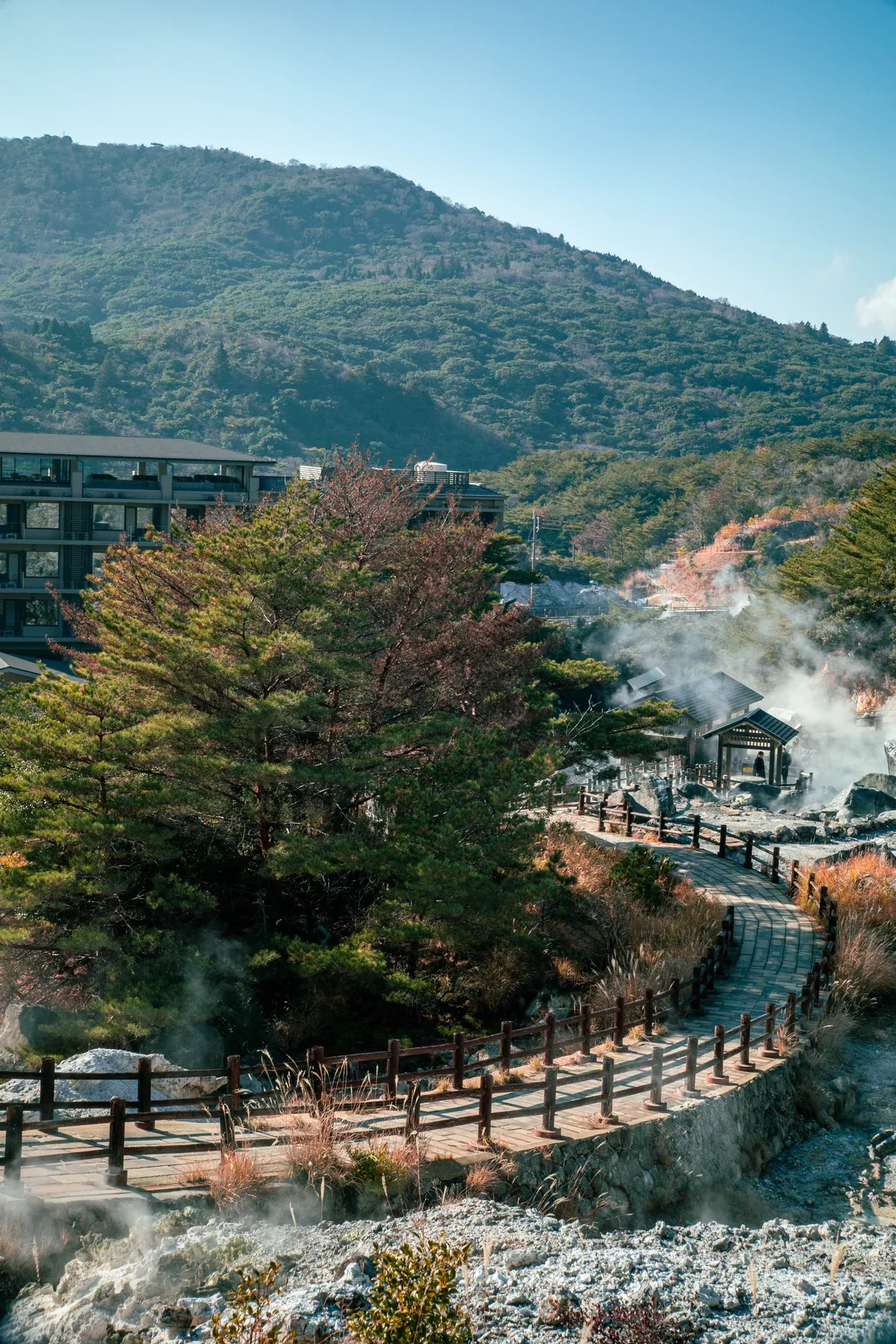 雲仙地獄遊步道、噴氣口與山坡實景