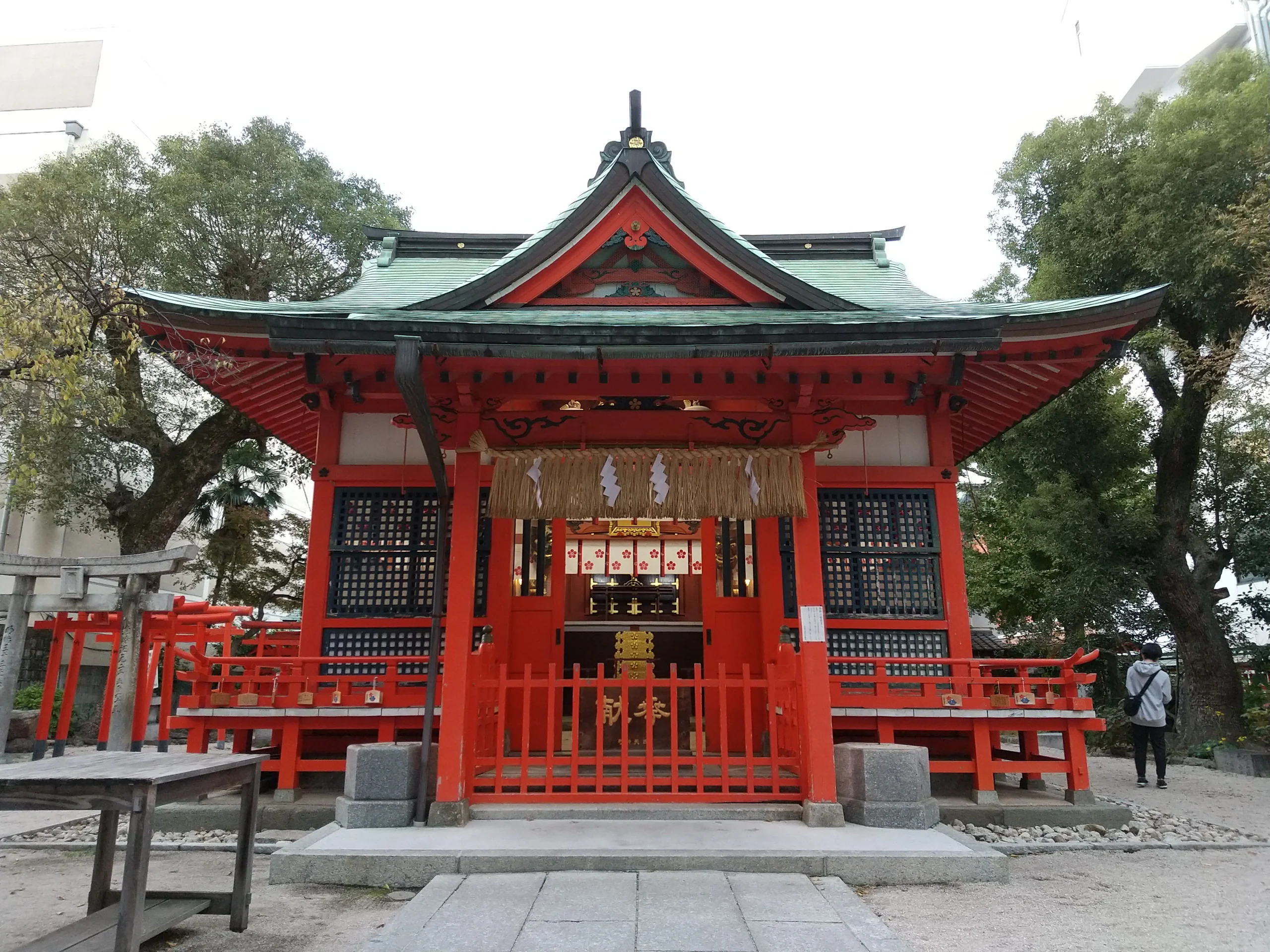 水鏡天滿宮朱紅色拜殿與銅綠色屋頂