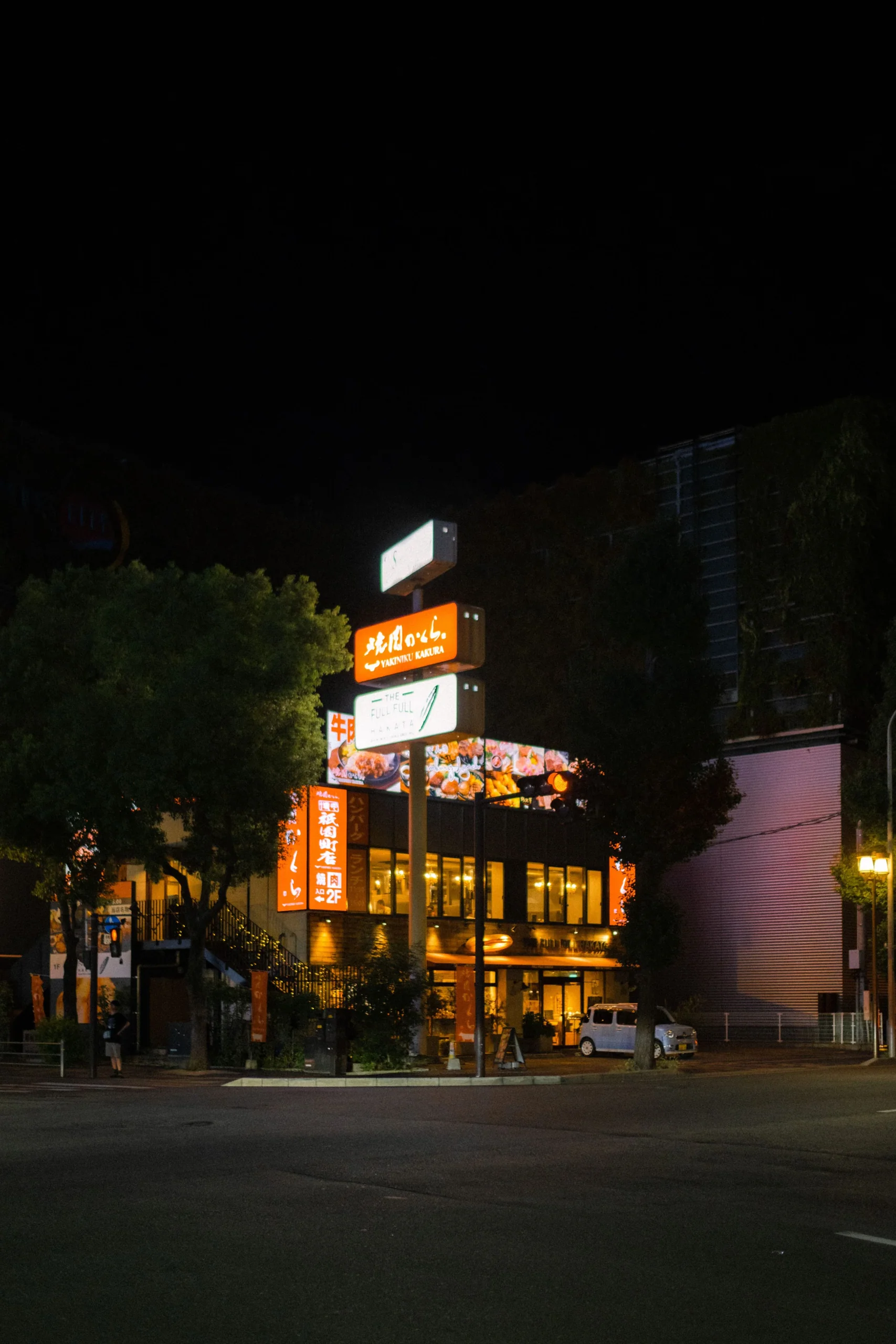 福岡市區夜間街道與亮燈招牌