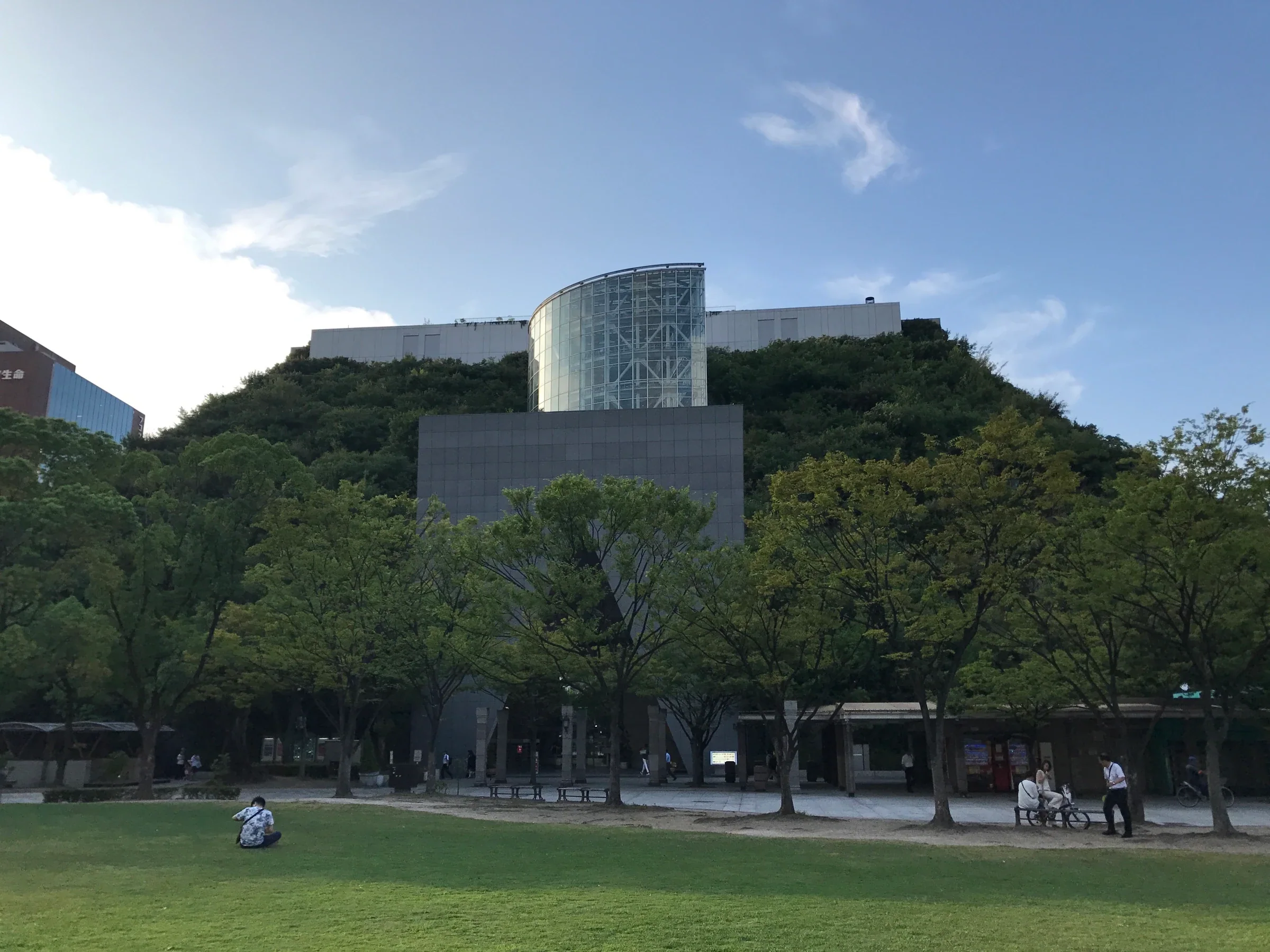 從天神中央公園望向ACROS福岡的階梯綠化建築