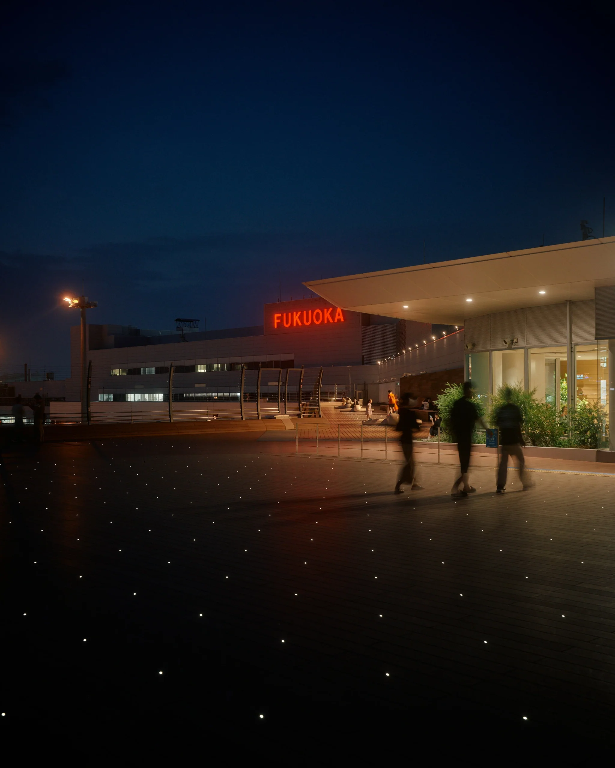 黃昏時從福岡機場觀景台望向航廈與城市燈光