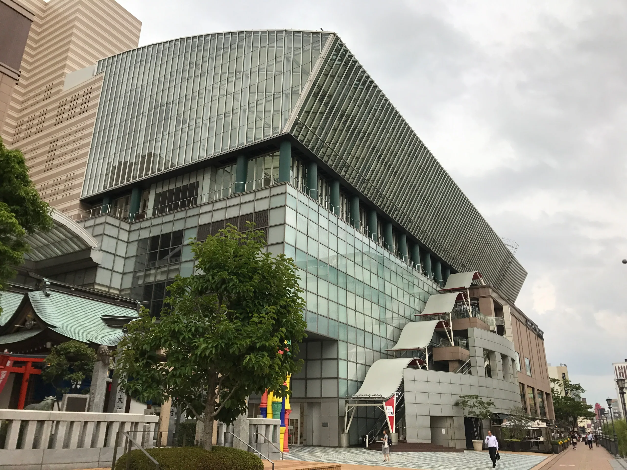 博多 Riverain 與福岡亞洲美術館所在建築外觀