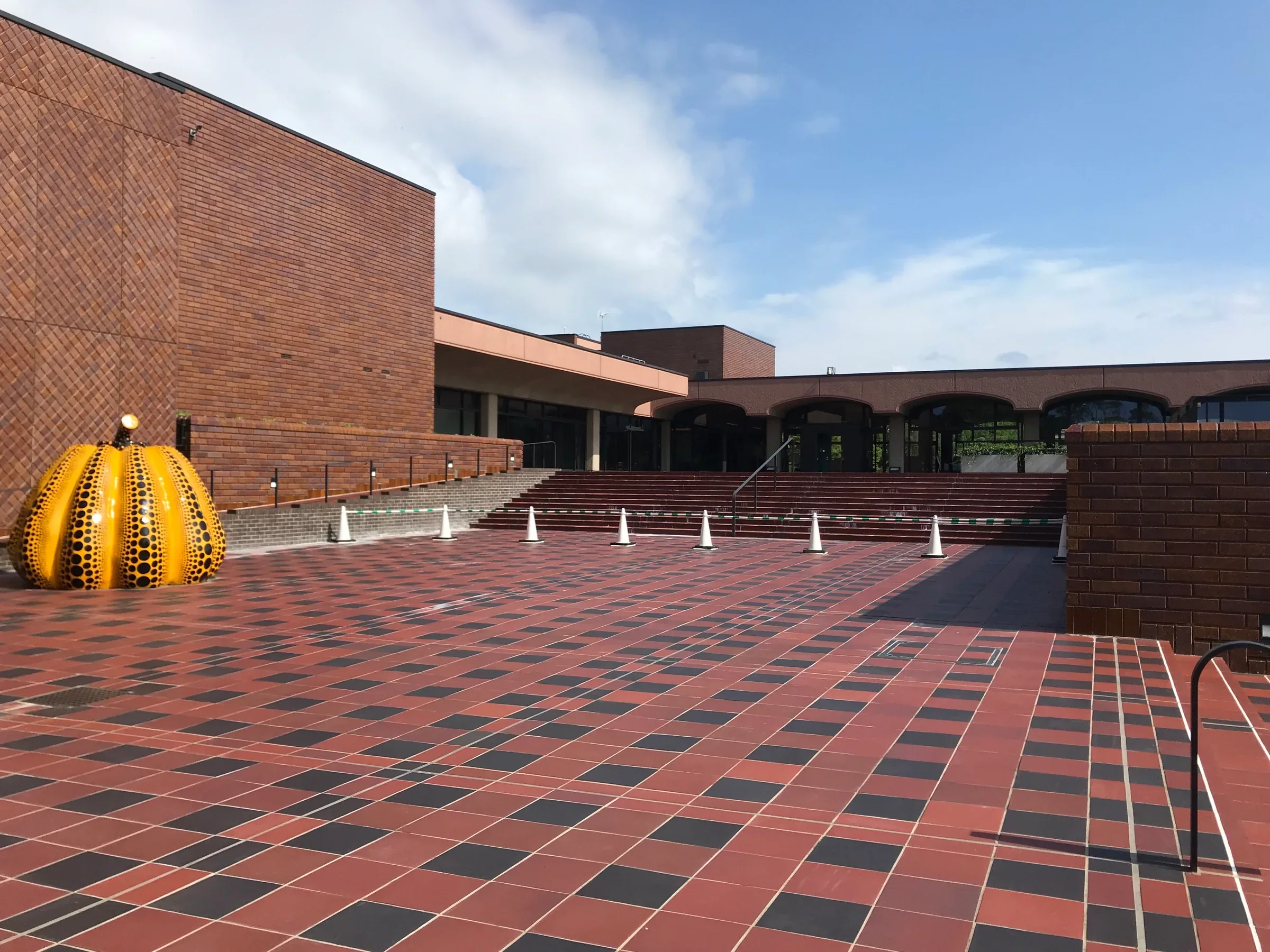 福岡市美術館入口前的紅磚廣場與草間彌生南瓜雕塑