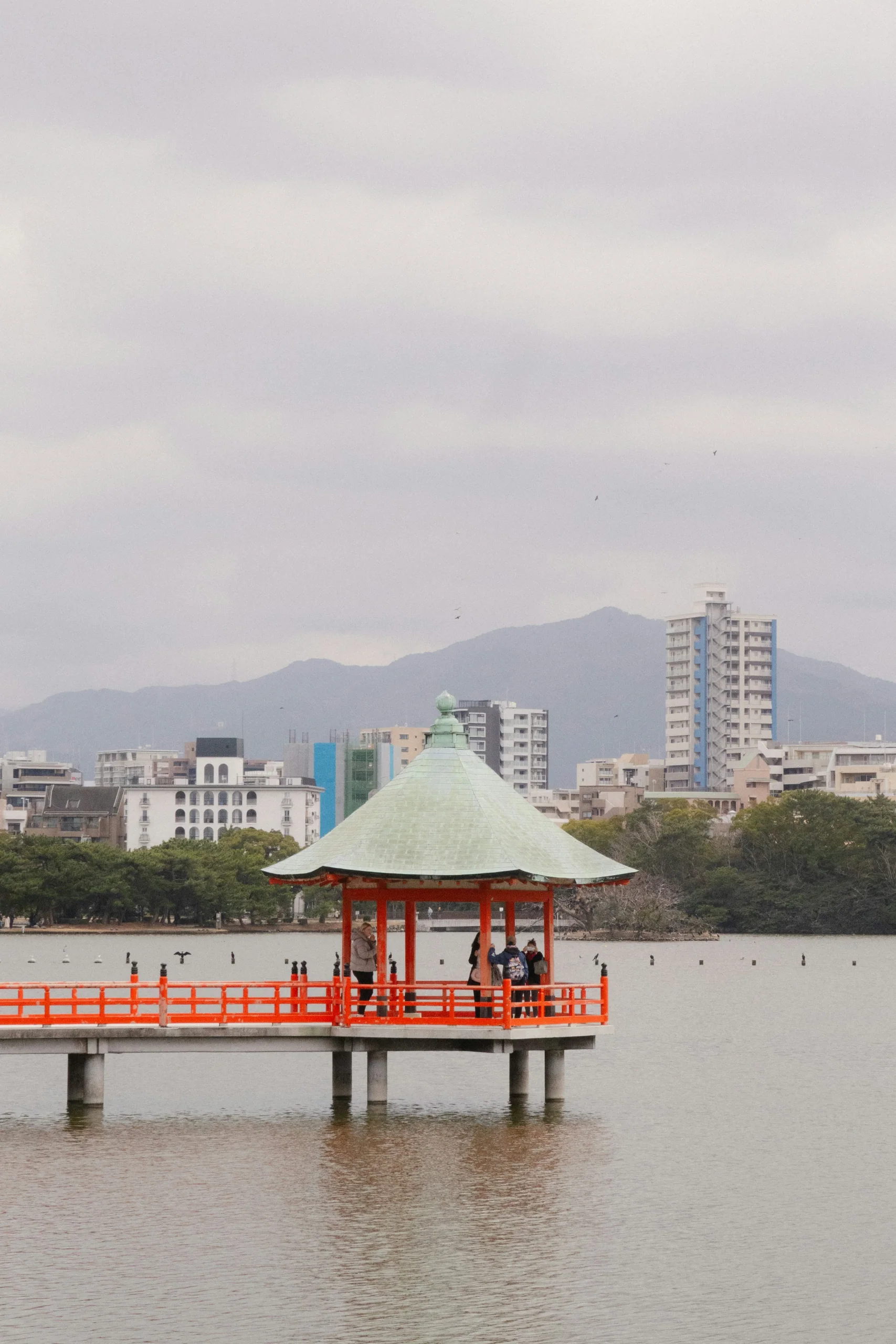大濠公園湖面與紅色亭子、橋樑
