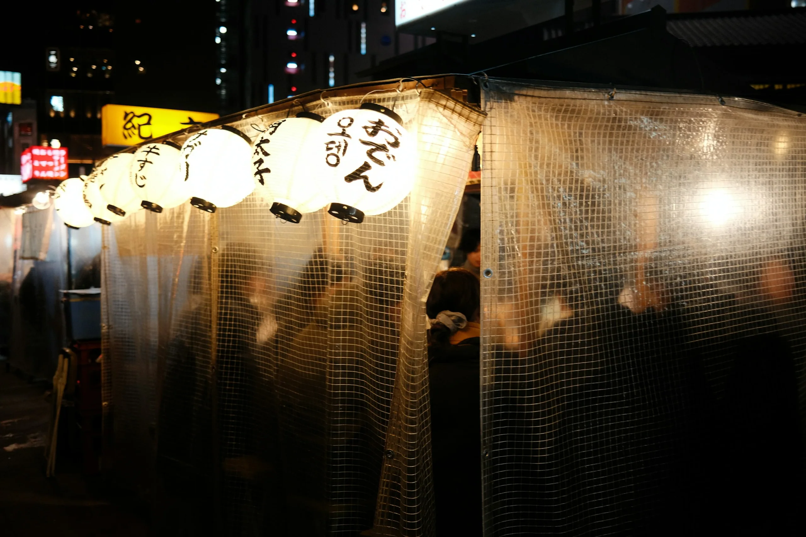 福岡夜間屋台攤位亮起燈籠與桌前燈光