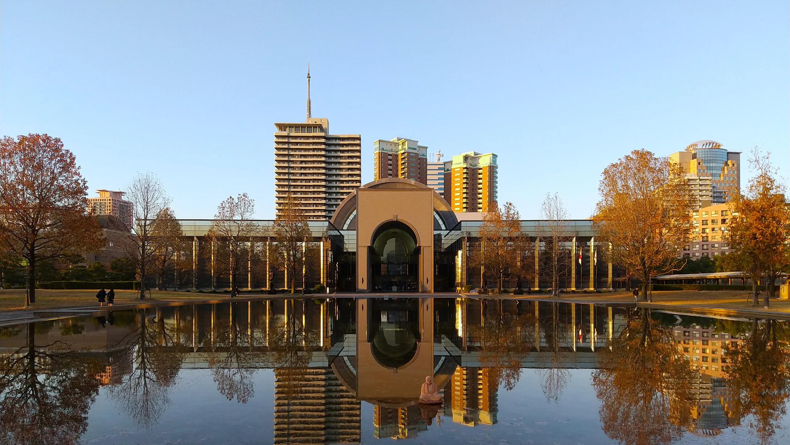 福岡市博物館正面入口與戶外反射池，夕照下的館舍外觀