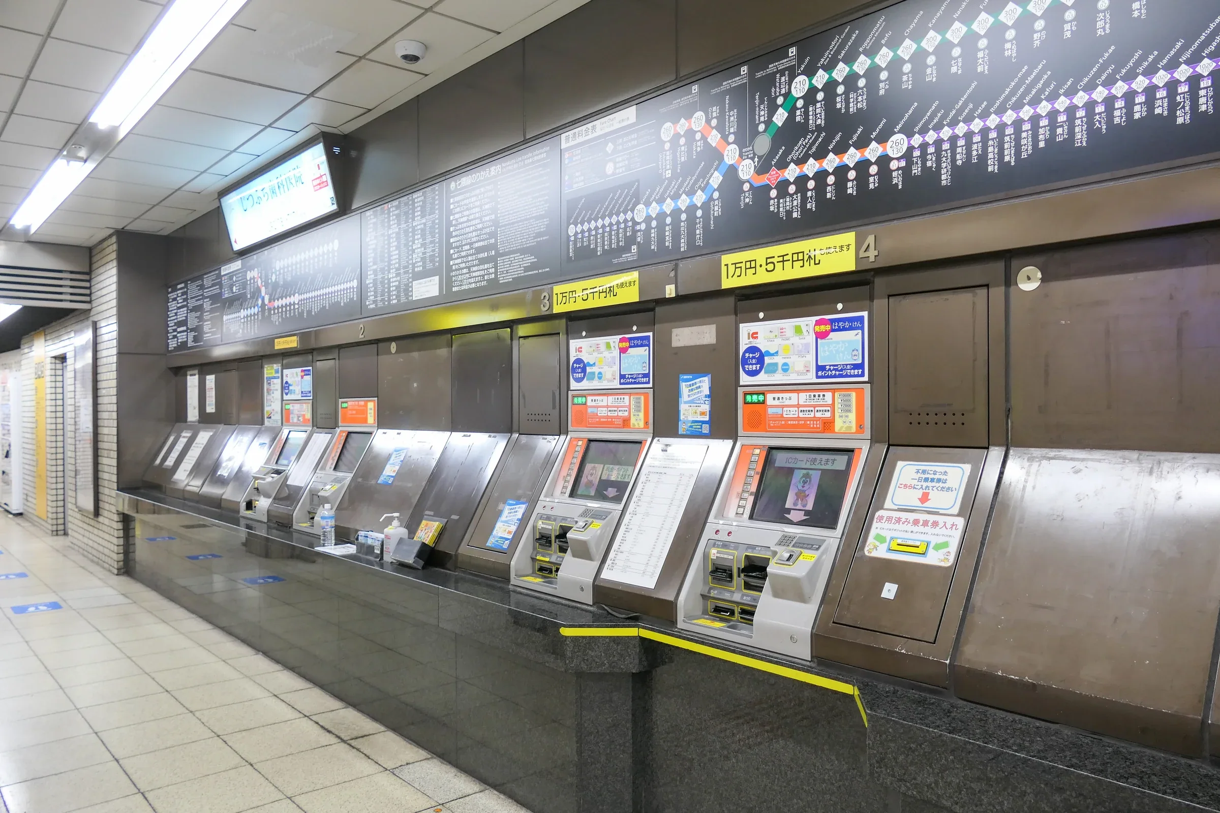 福岡市地下鐵赤坂站的售票機與票價圖