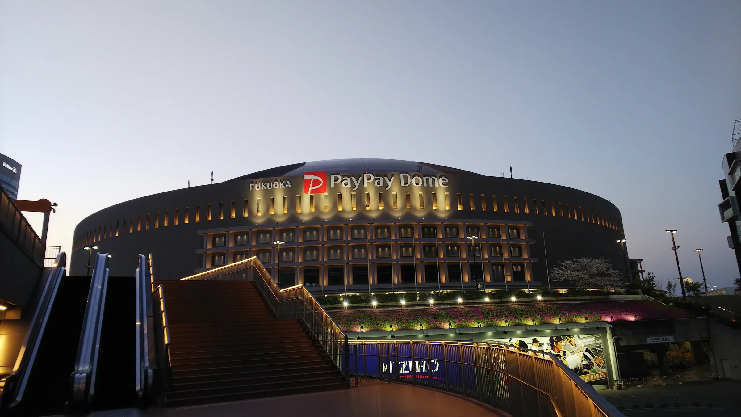 暮色中的 Mizuho PayPay Dome Fukuoka 外觀與入口樓梯