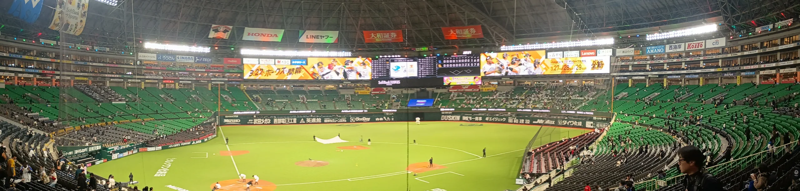 從本壘後方看台望向球場內野的 PayPay Dome 全景