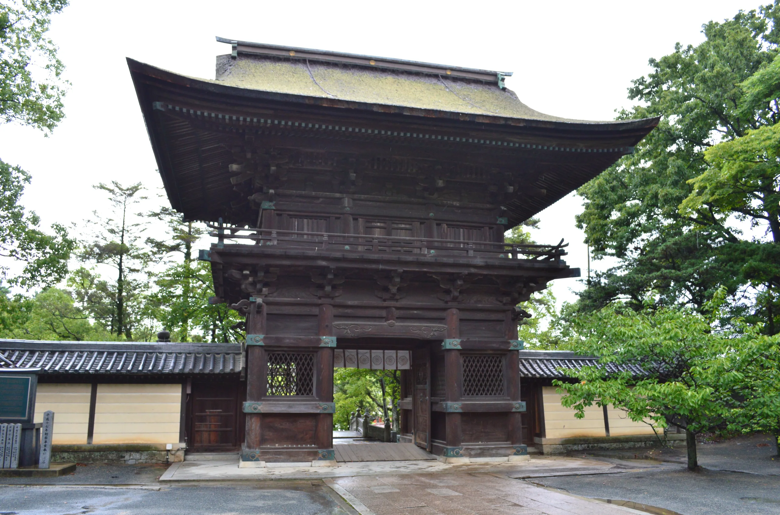 香椎宮樓門、屋簷與雨後的境內參道