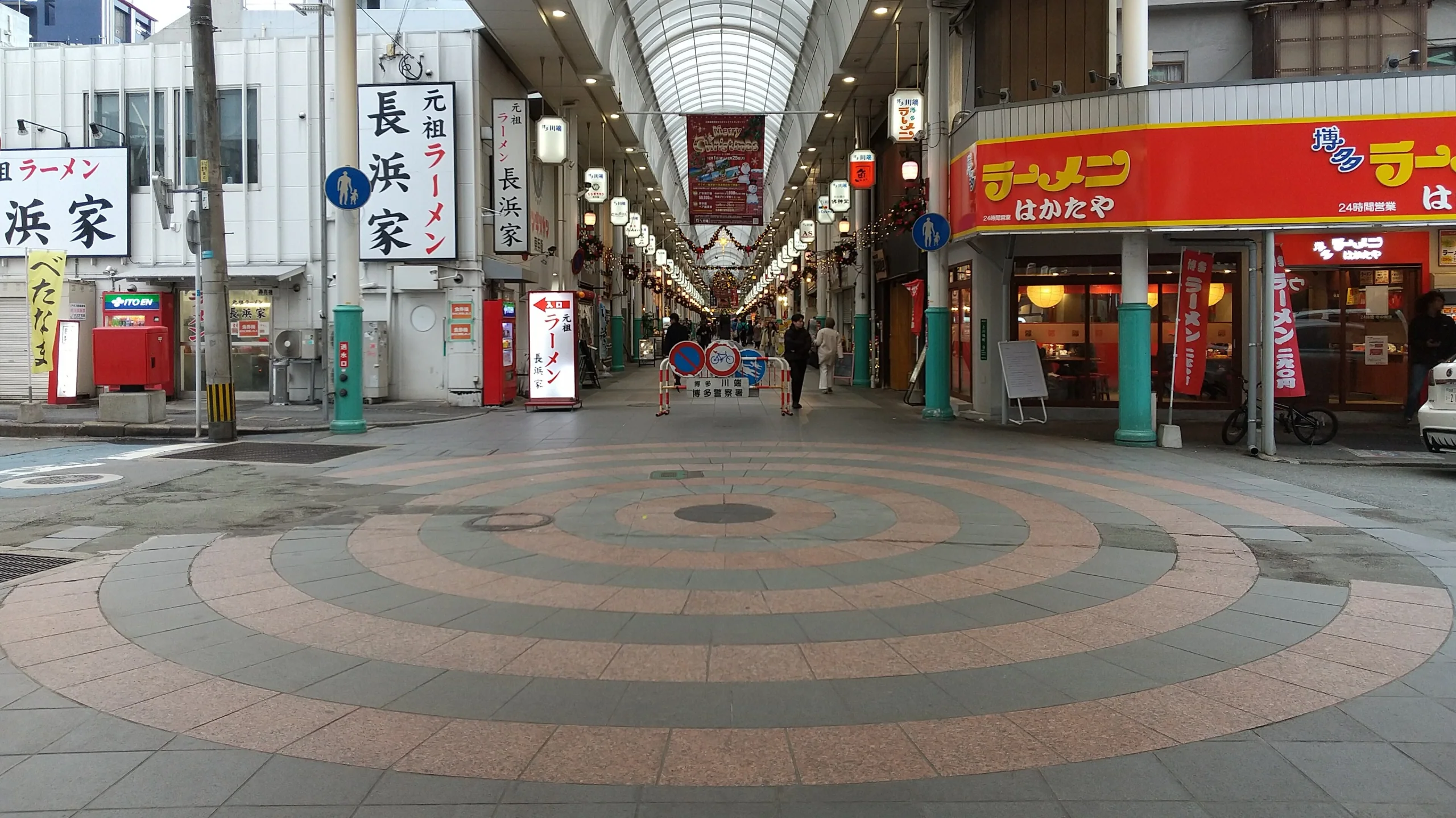 川端通商店街拱廊接近冷泉通一側的內部街景