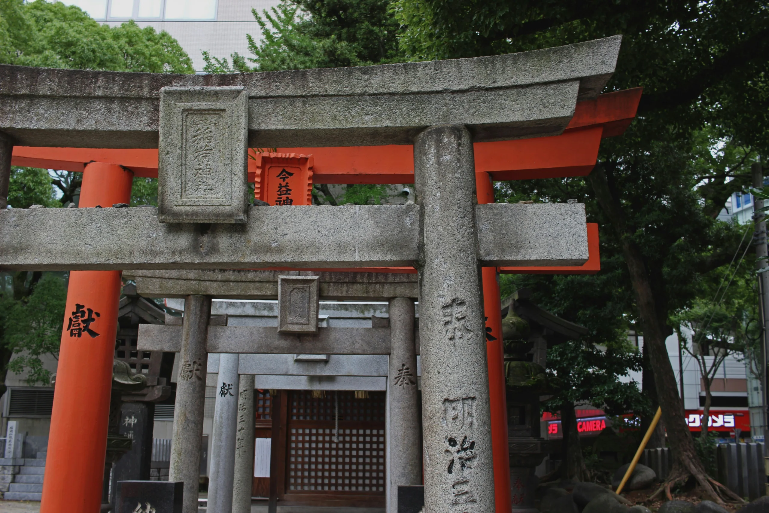 警固神社境內的石造鳥居與樹木
