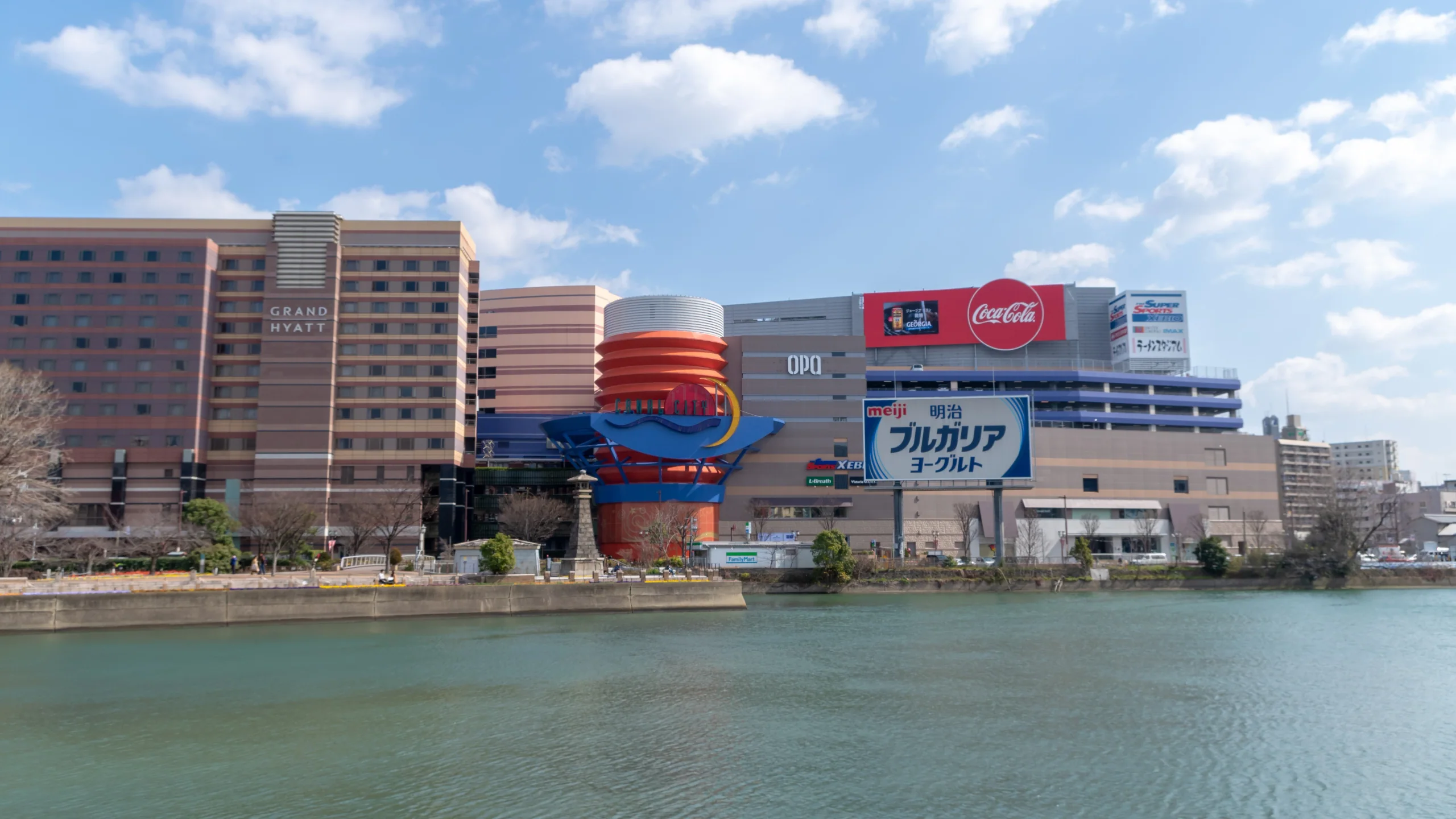 福岡 Canal City Hakata 外觀與前方運河