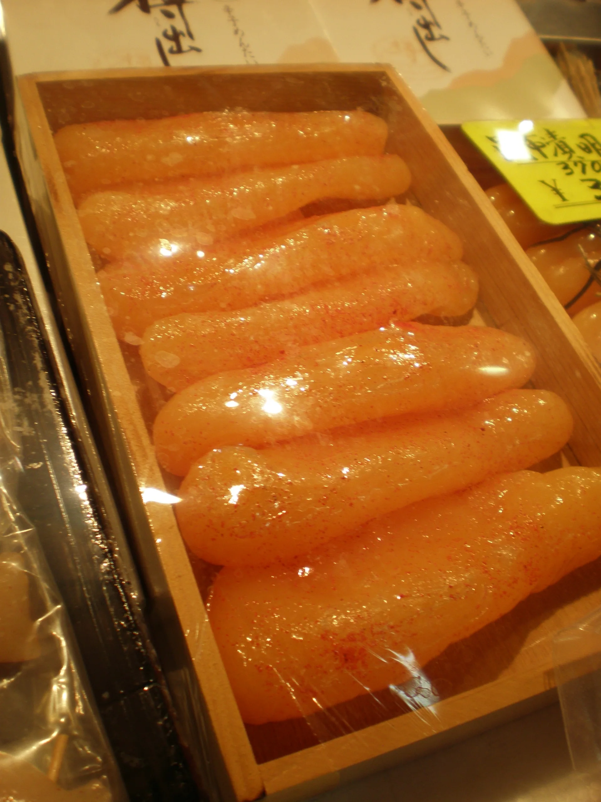 福岡魚市場陳列多條明太子，旁邊有日文價牌