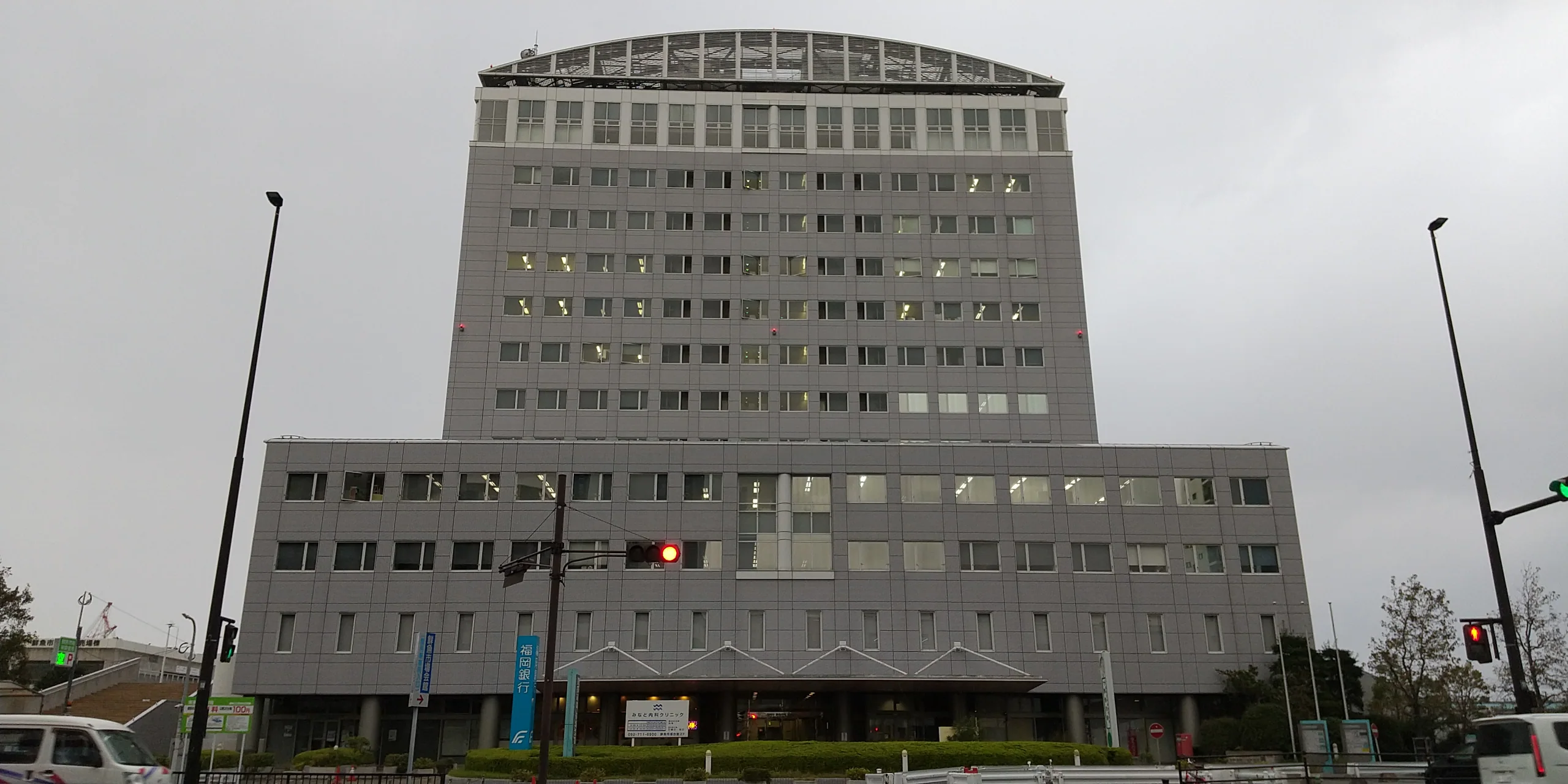 福岡市鮮魚市場會館外觀，街道一側立面