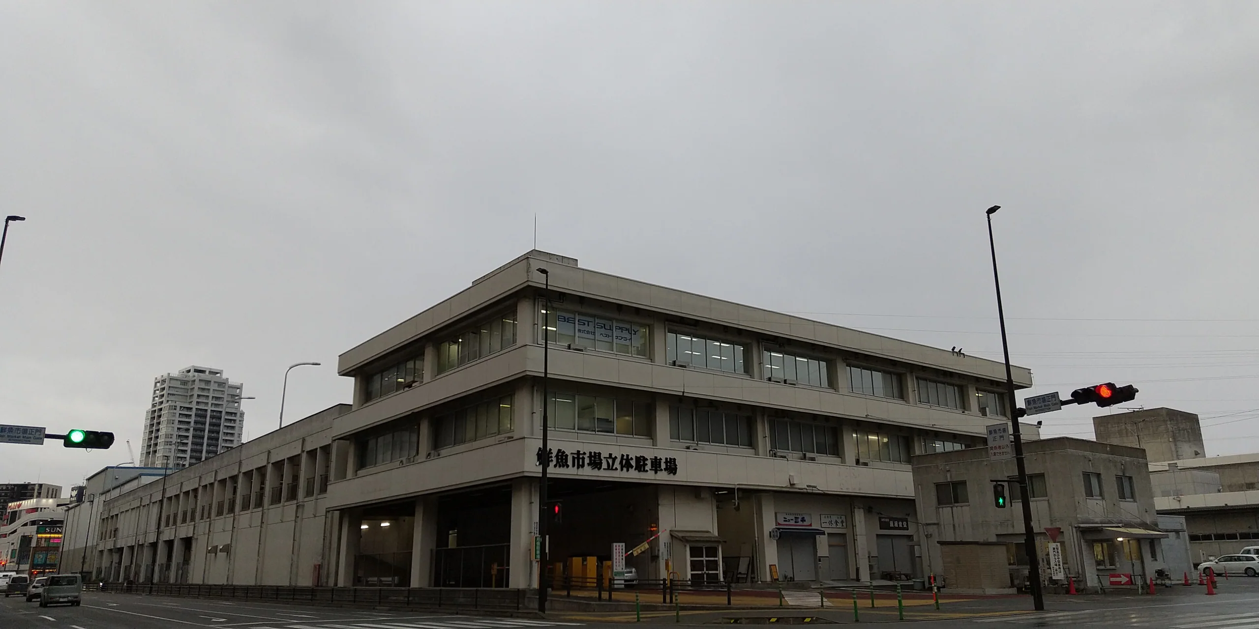 福岡市鮮魚市場立體停車場外觀