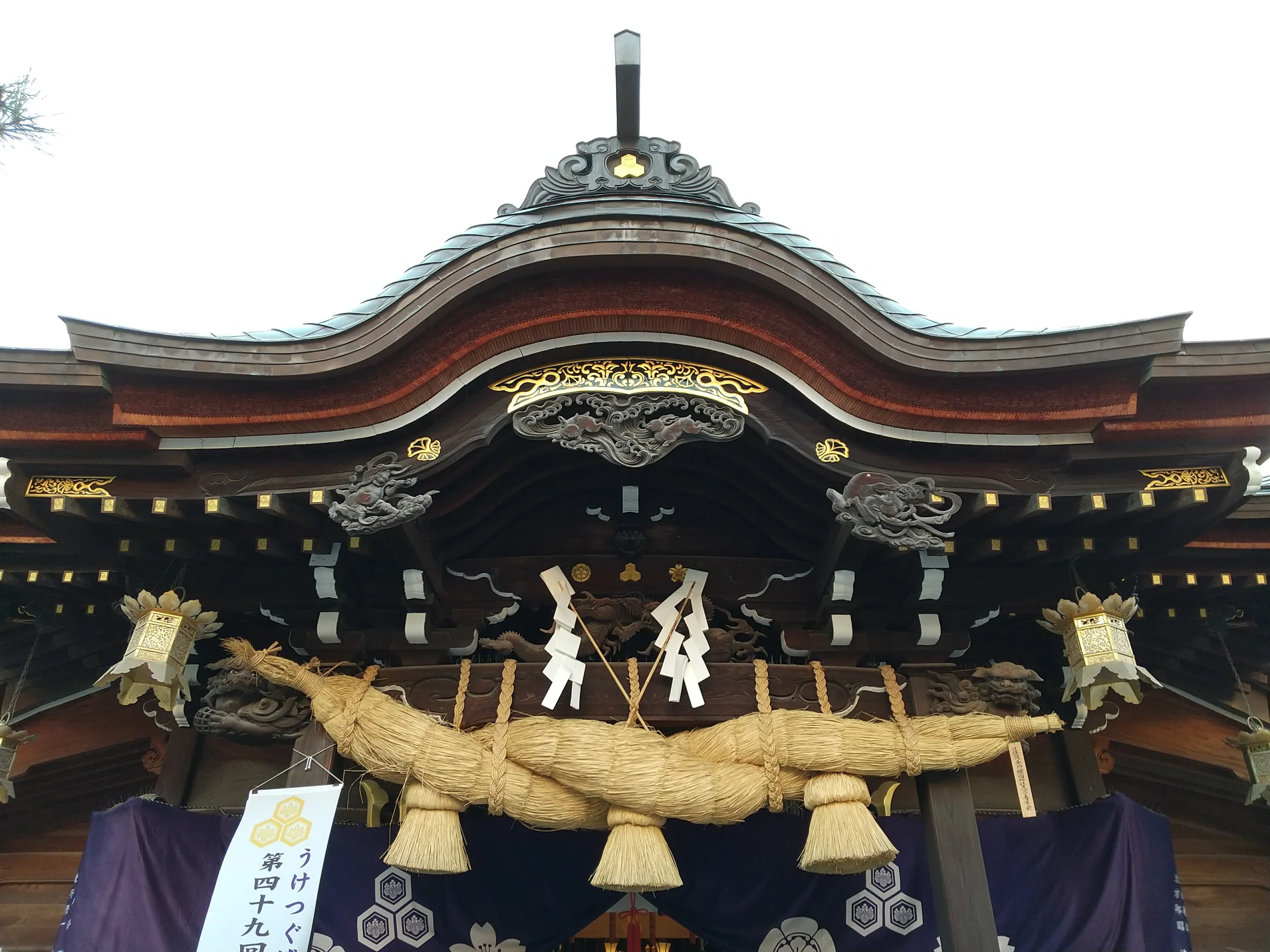 櫛田神社拜殿前的巨大注連繩與唐破風屋簷