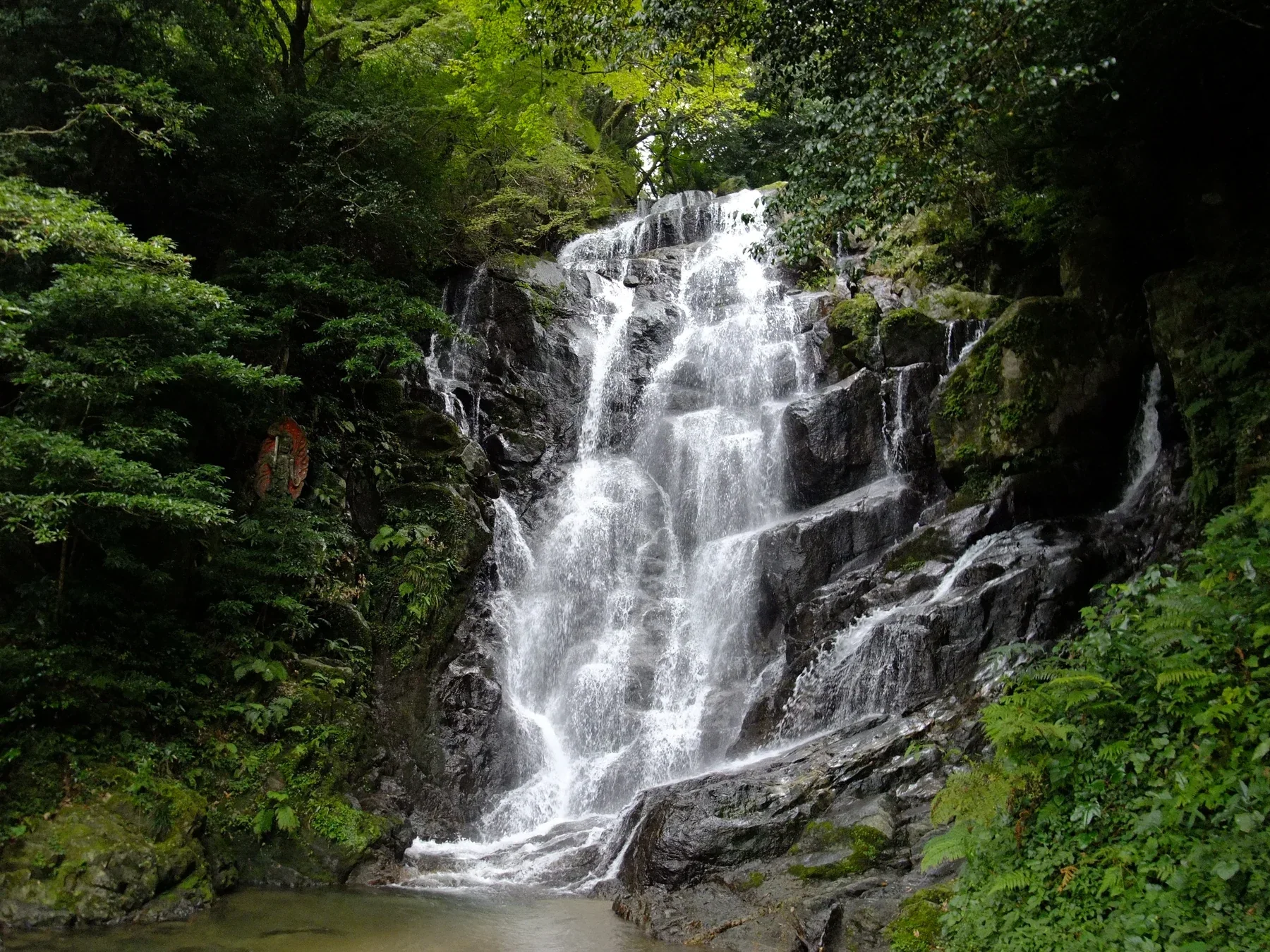 糸島白糸瀑布與山坡植被