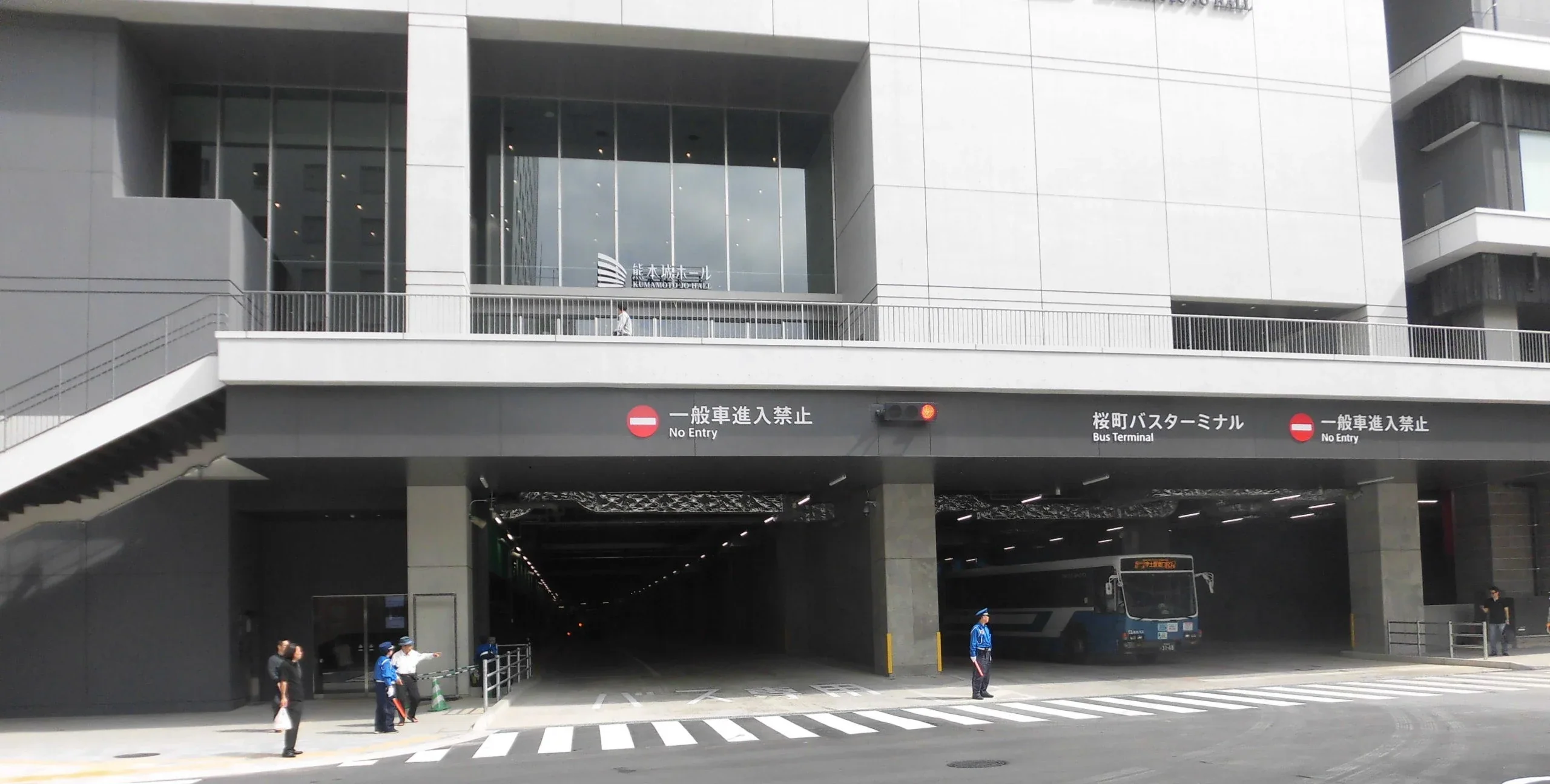 熊本桜町巴士總站入口與進站巴士