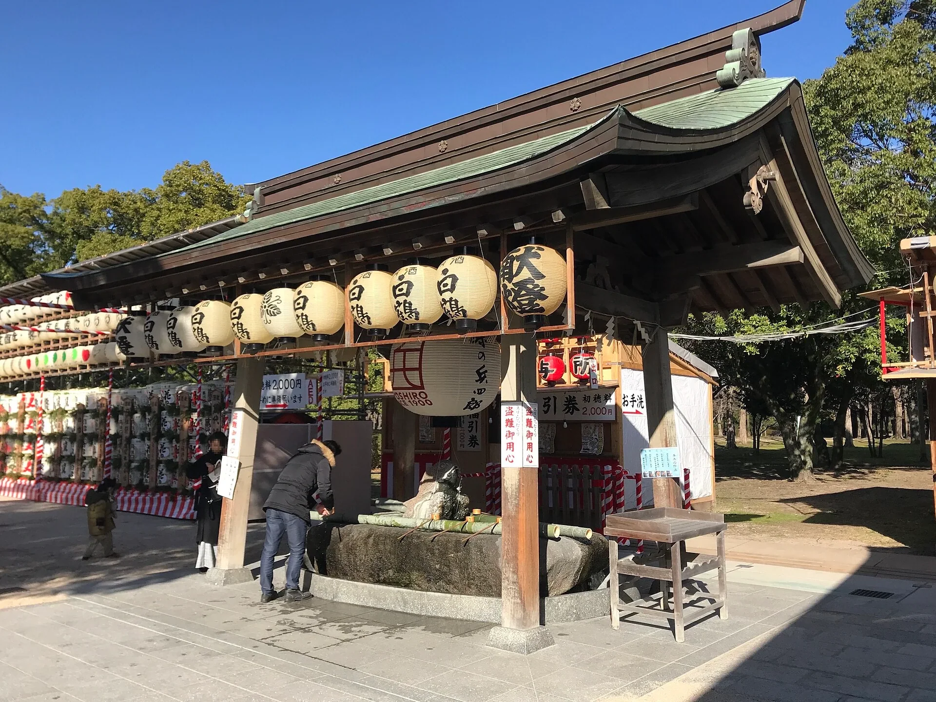十日惠比須神社手水舍與木製屋頂，平日境內實景