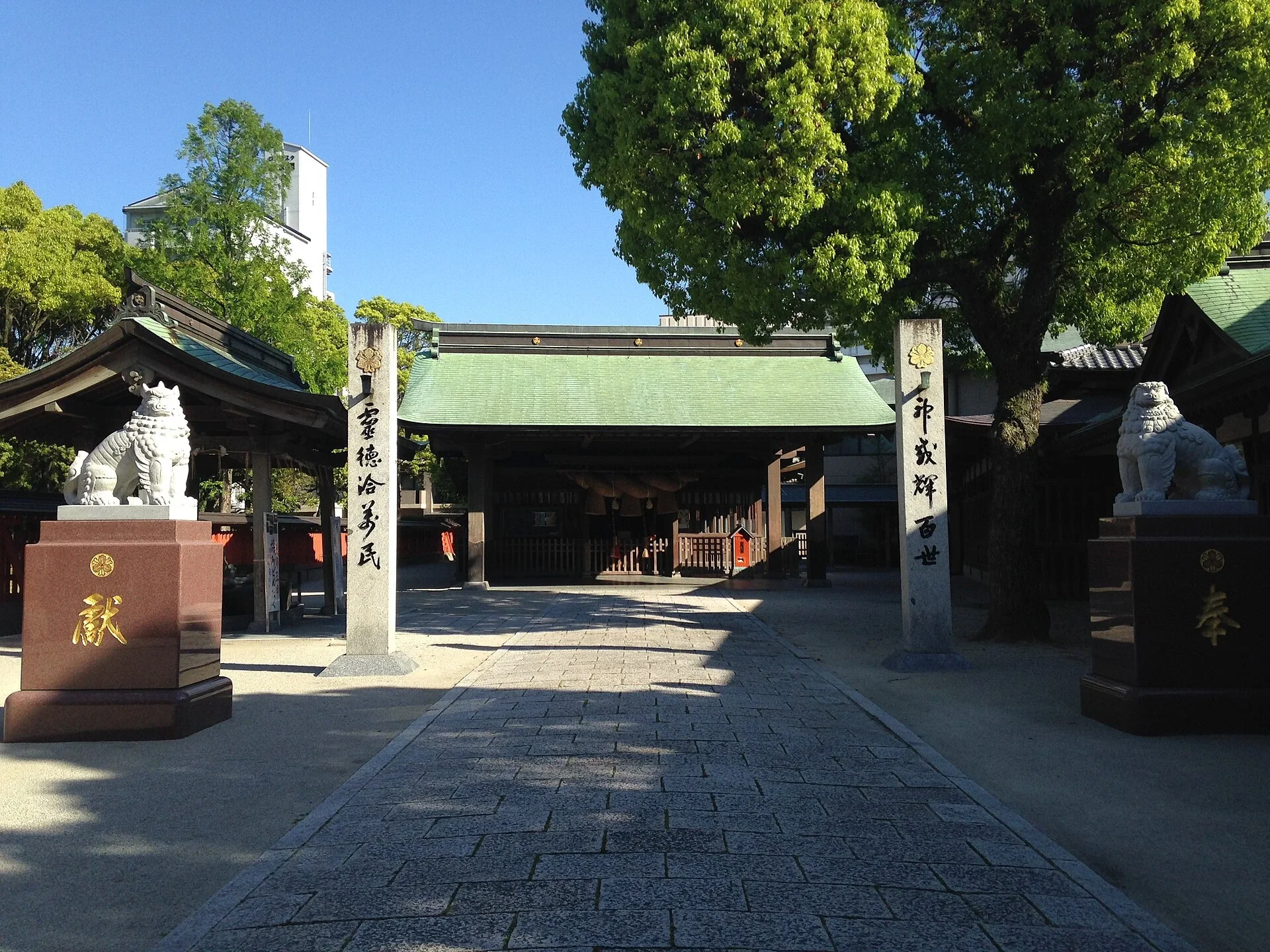 十日惠比須神社拜殿與狛犬，神社境內平日參考照