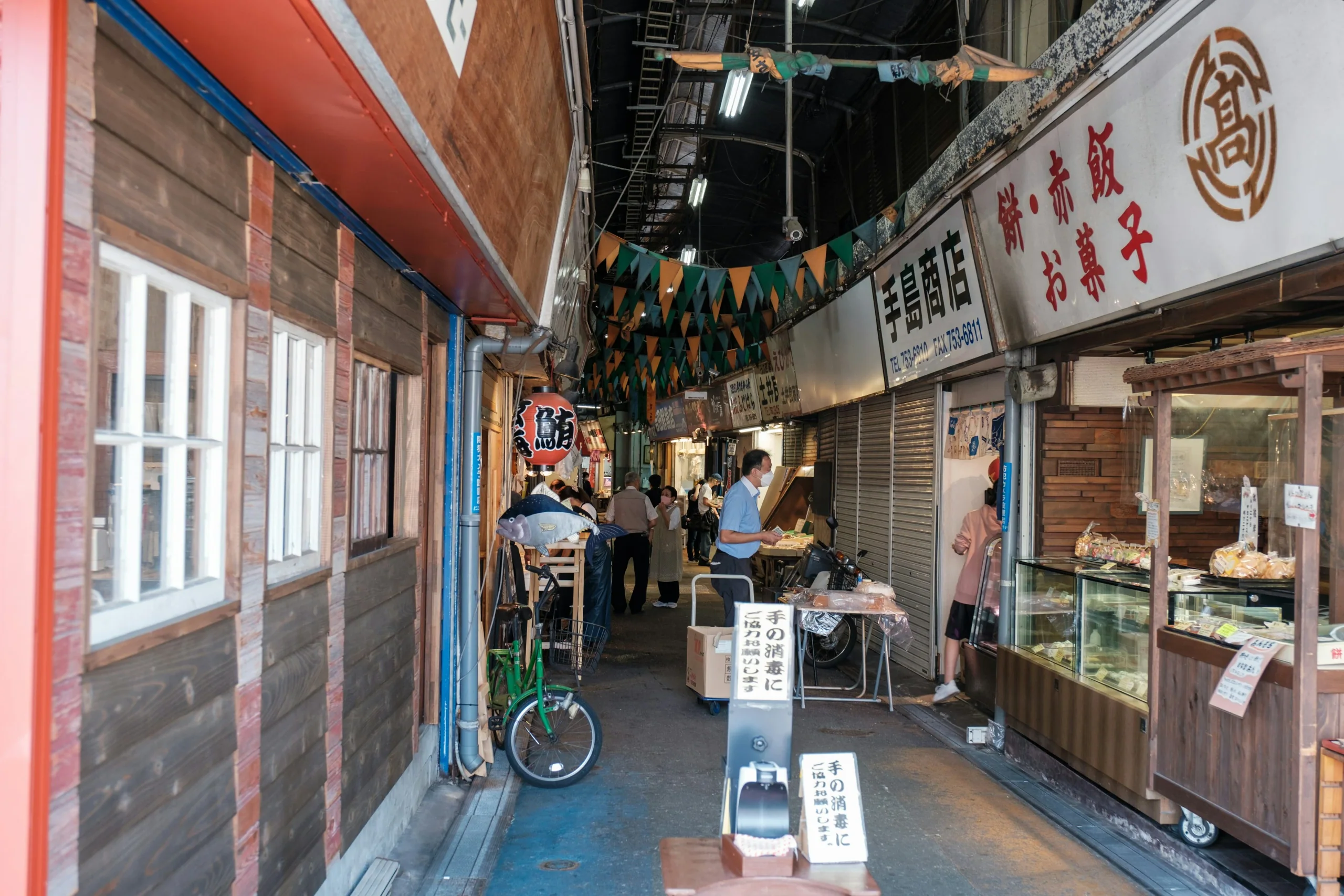 柳橋連合市場的市場通道與沿街店舖