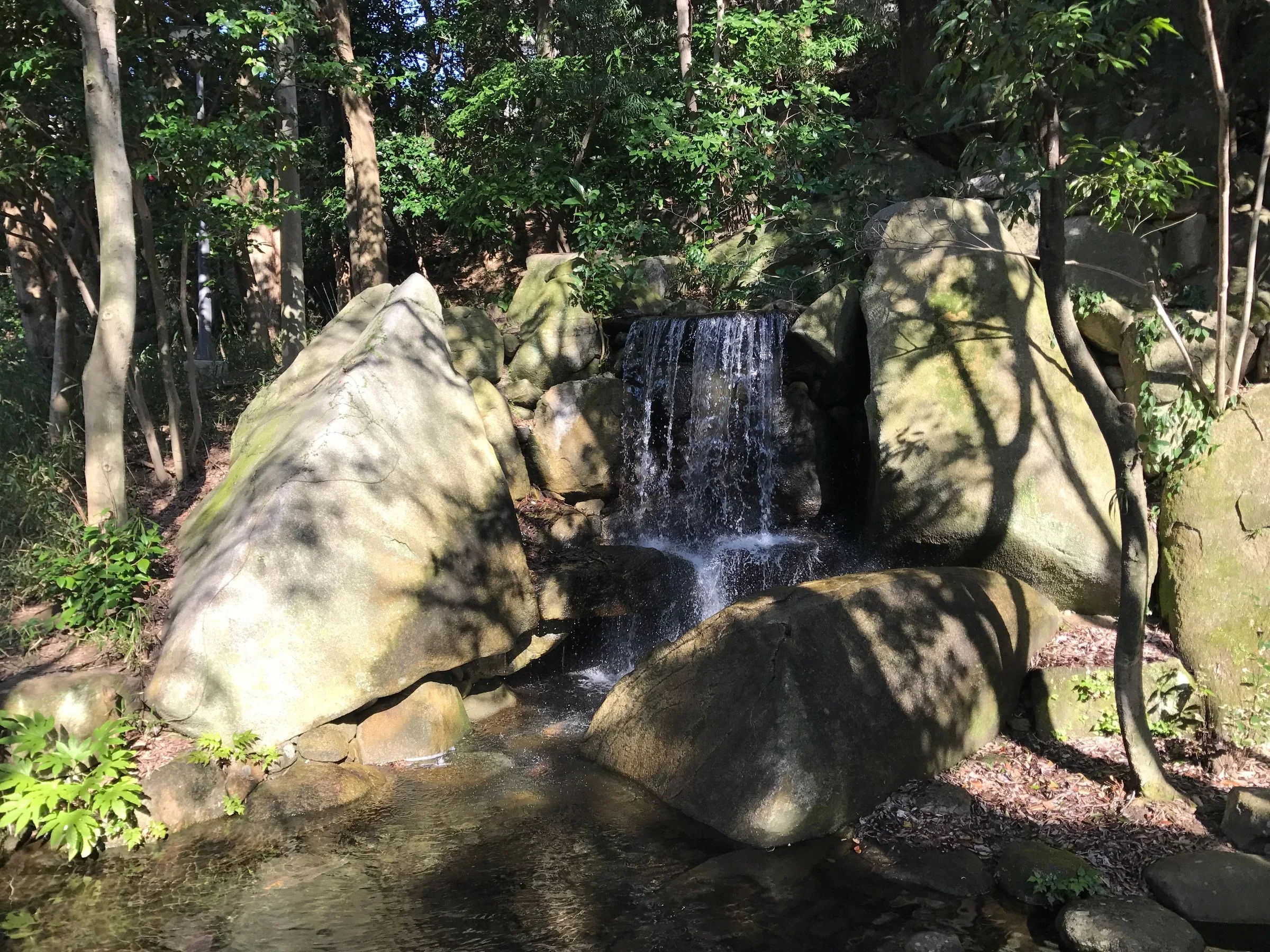 友泉亭公園池泉步道旁的人工瀑布