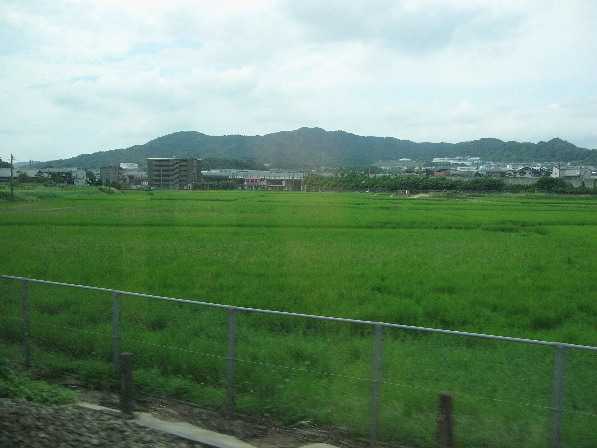 從鹿兒島本線列車車窗望見天拝山山影與沿線田野