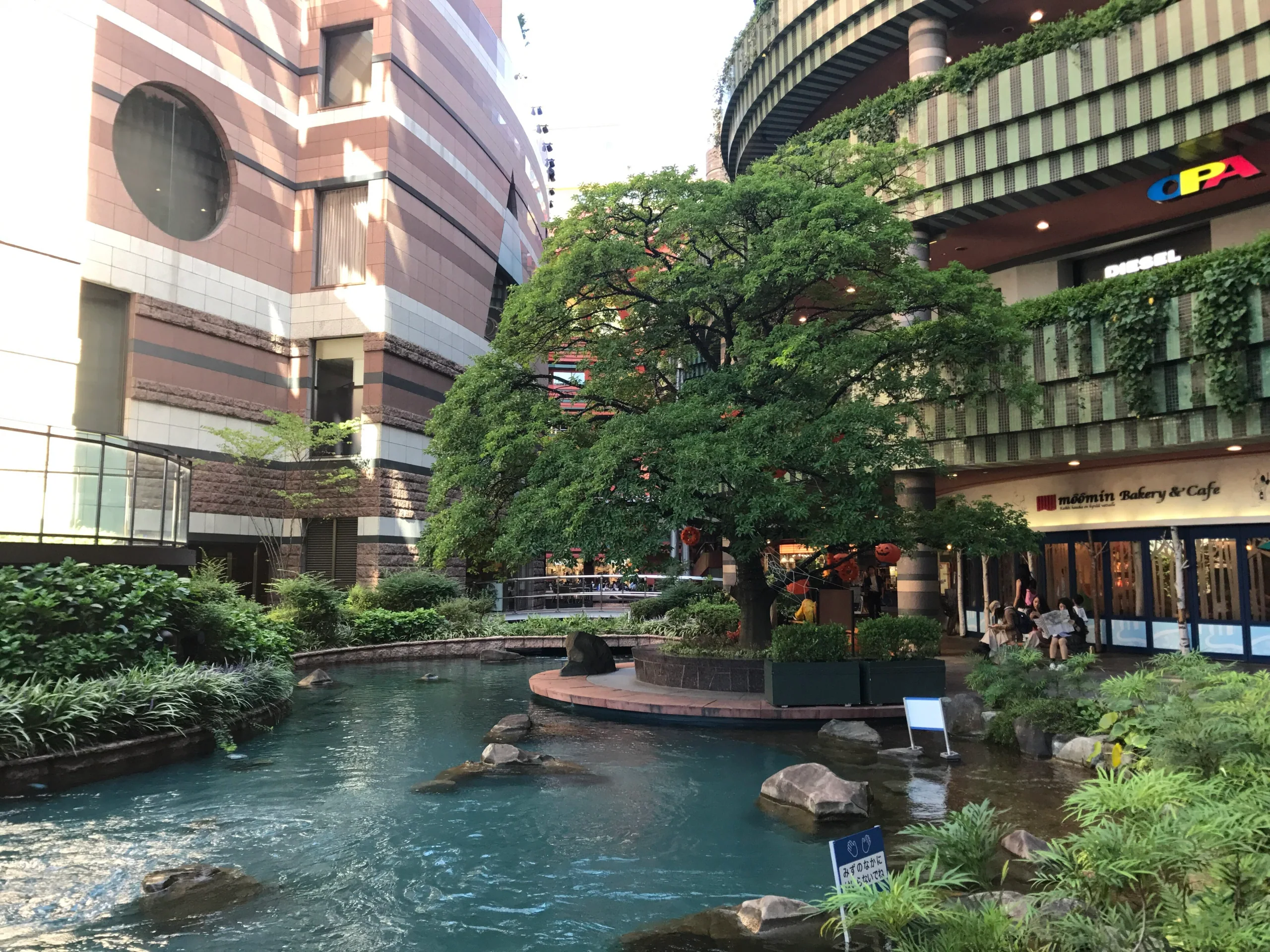Canal City 室外運河水道及兩側商場建築