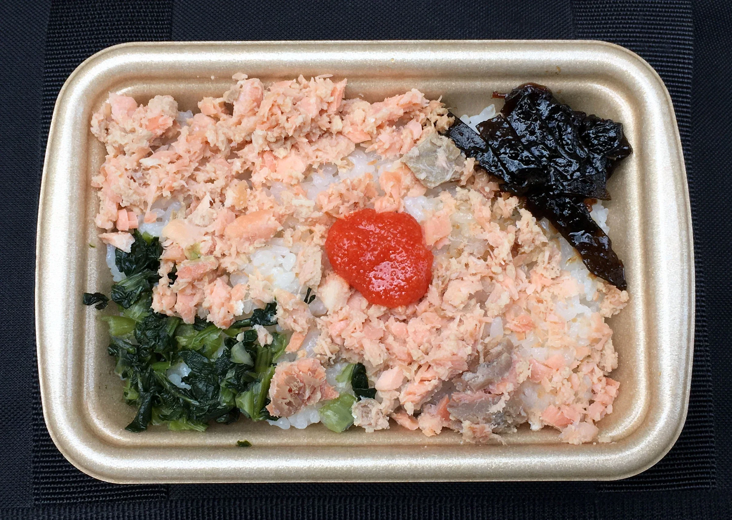 日式飯盒內有鮭魚碎、明太子、紫菜與青菜配料