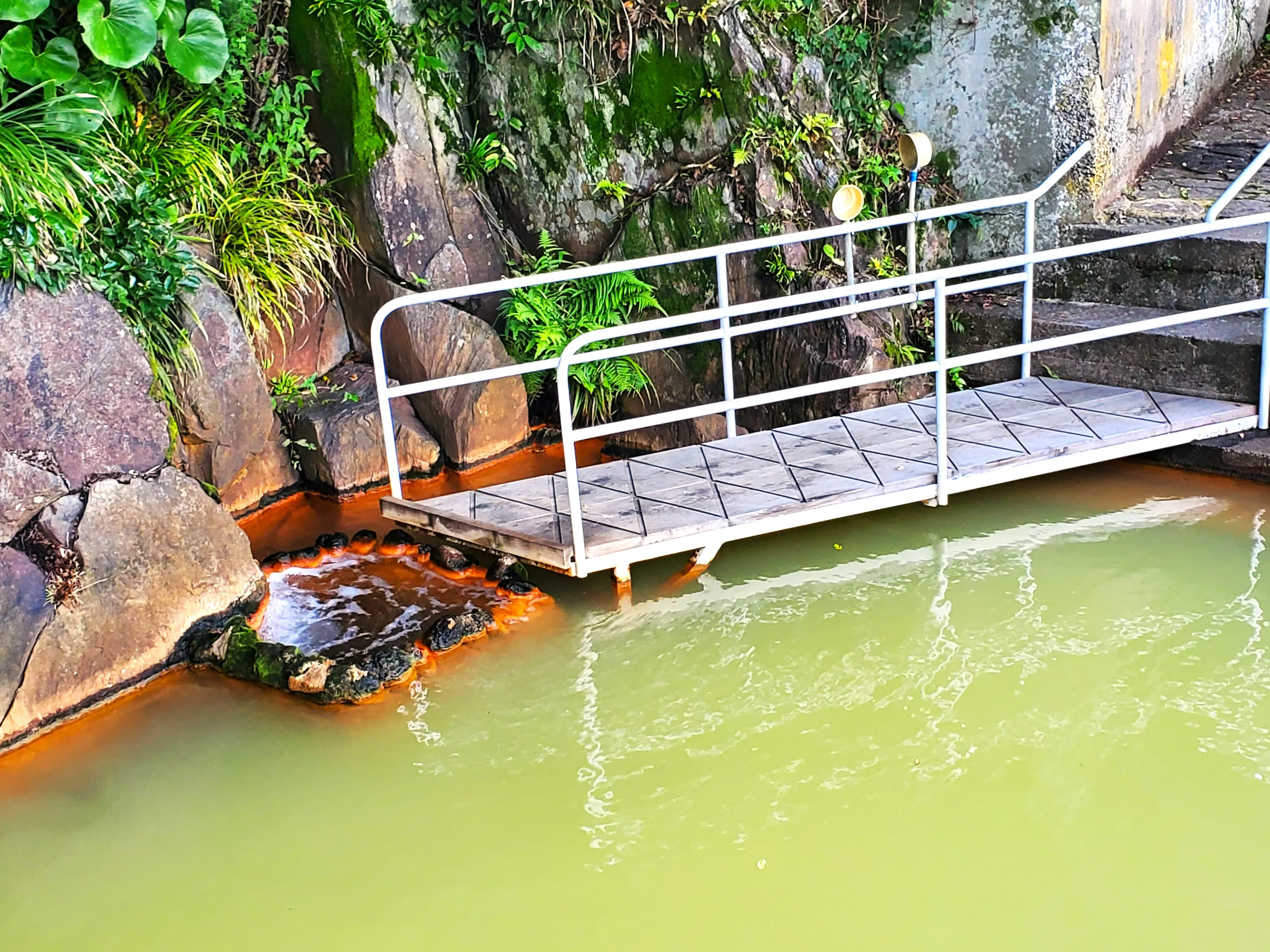 姬島拍子水湧泉的岩石泉池與旁邊步道