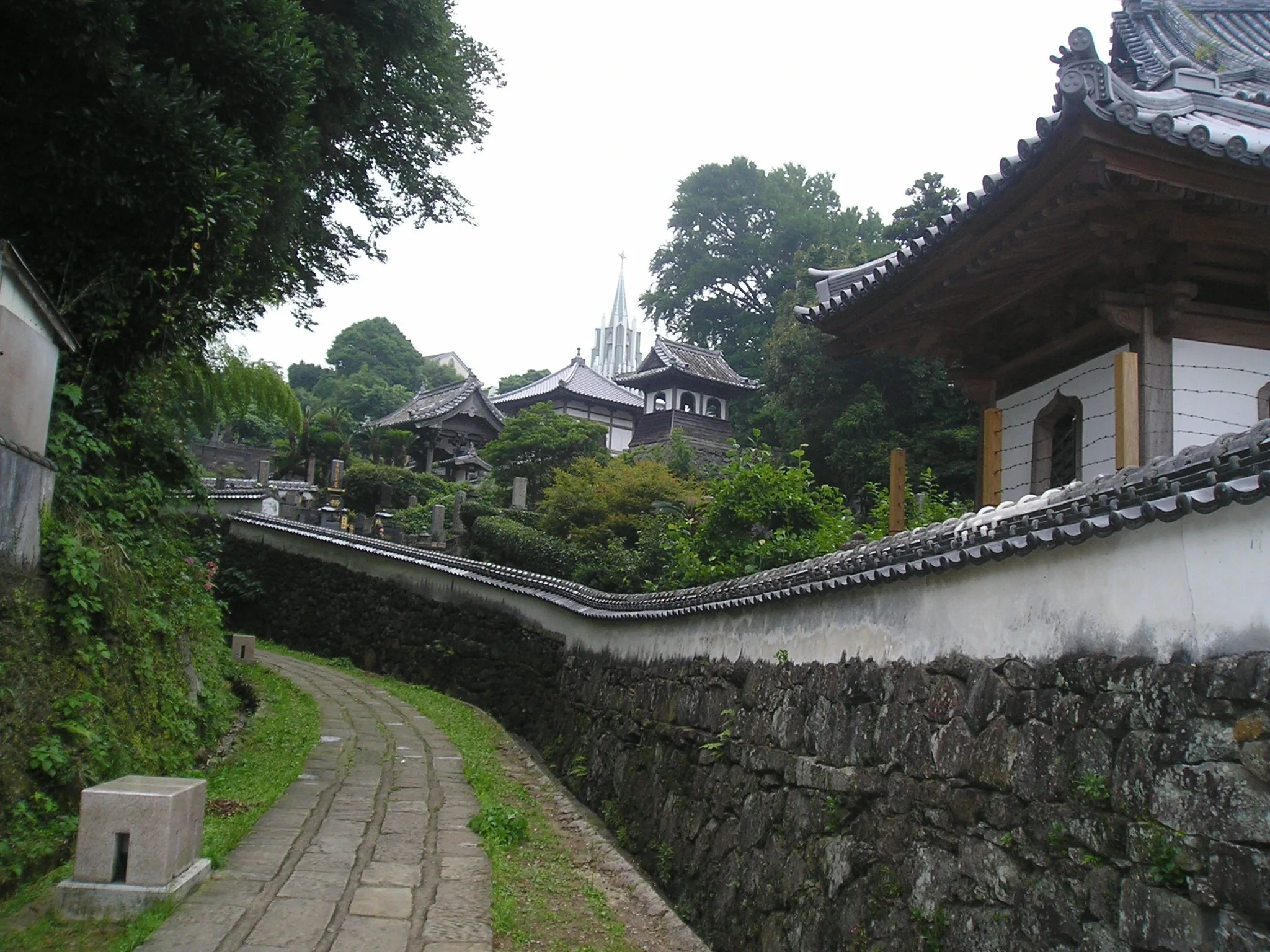 光明寺與瑞雲寺屋頂之後可見平戶ザビエル記念教會尖塔