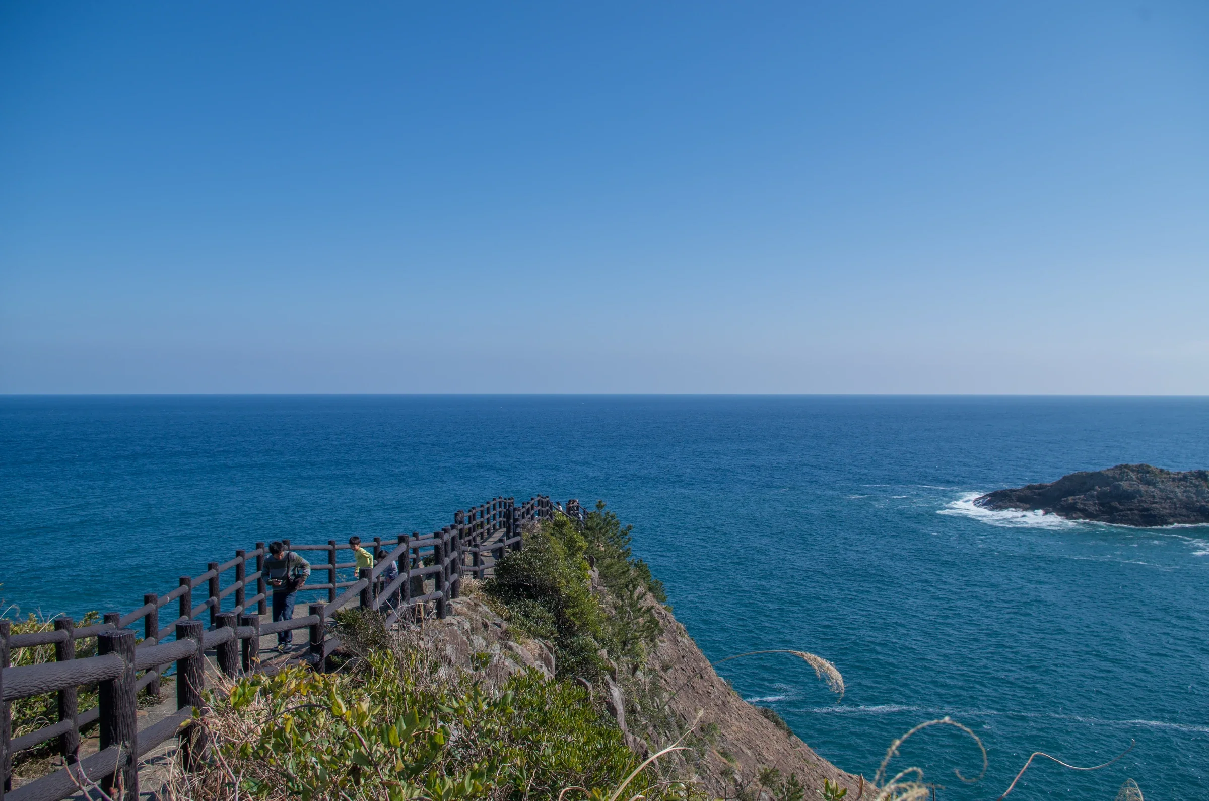 馬ヶ背突端沿欄杆望向日向灘，前方是岬角岩岸