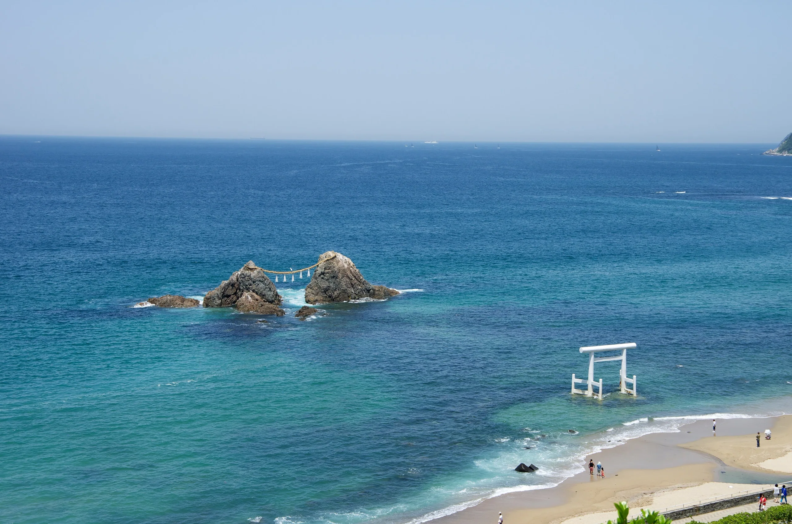 糸島櫻井二見浦海岸的夫婦岩與白色鳥居