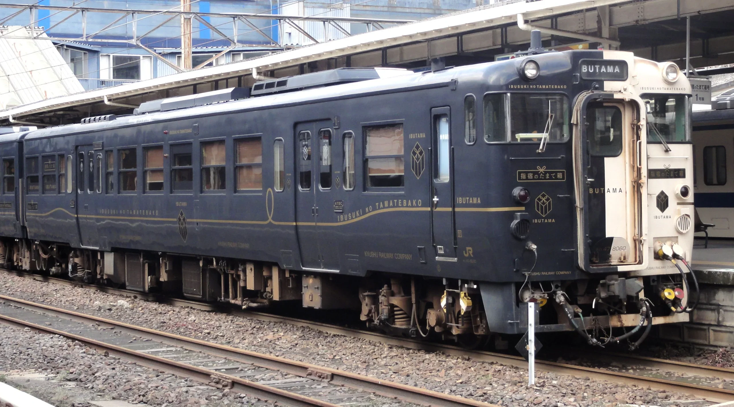 鹿兒島中央站停靠的指宿之玉手箱列車