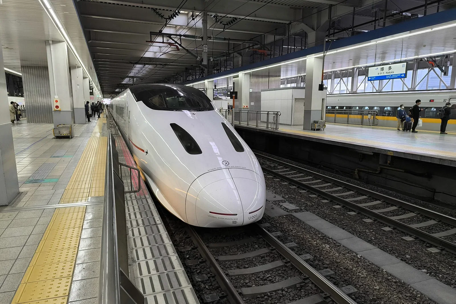 博多站月台停靠的九州新幹線列車