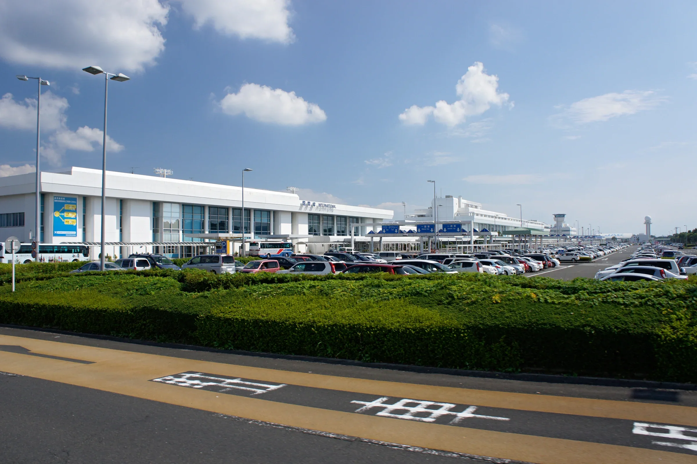 鹿兒島機場航廈與道路，作為前往霧島的出發點