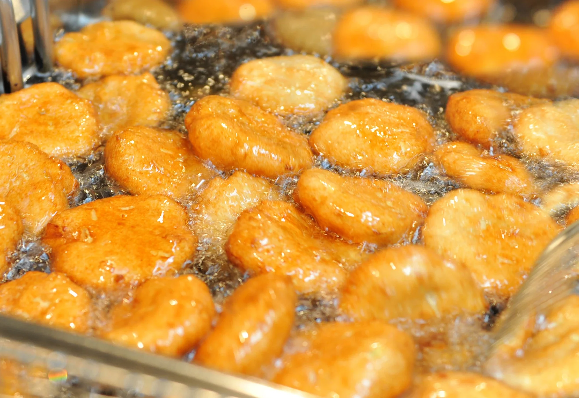鹿兒島薩摩揚魚漿在油鍋中炸至金黃